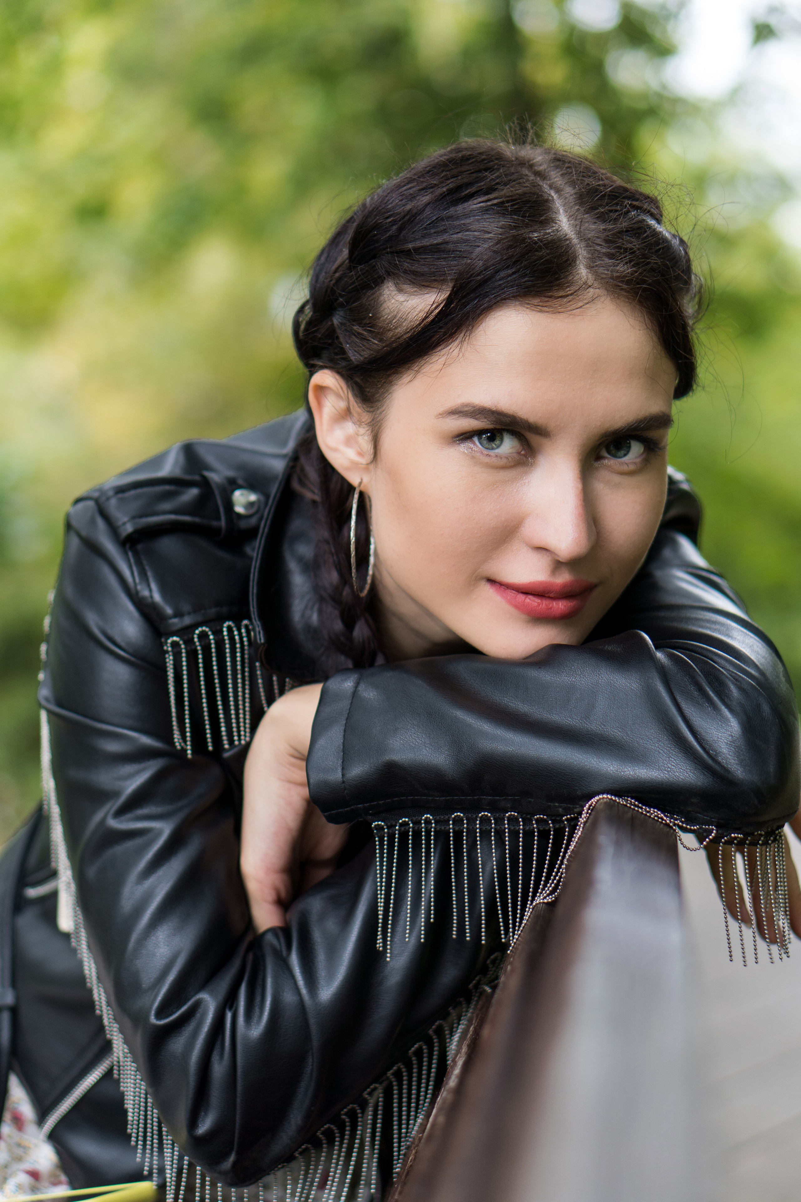 портрет девушки брюнетки  в черной кожаной куртке на улице