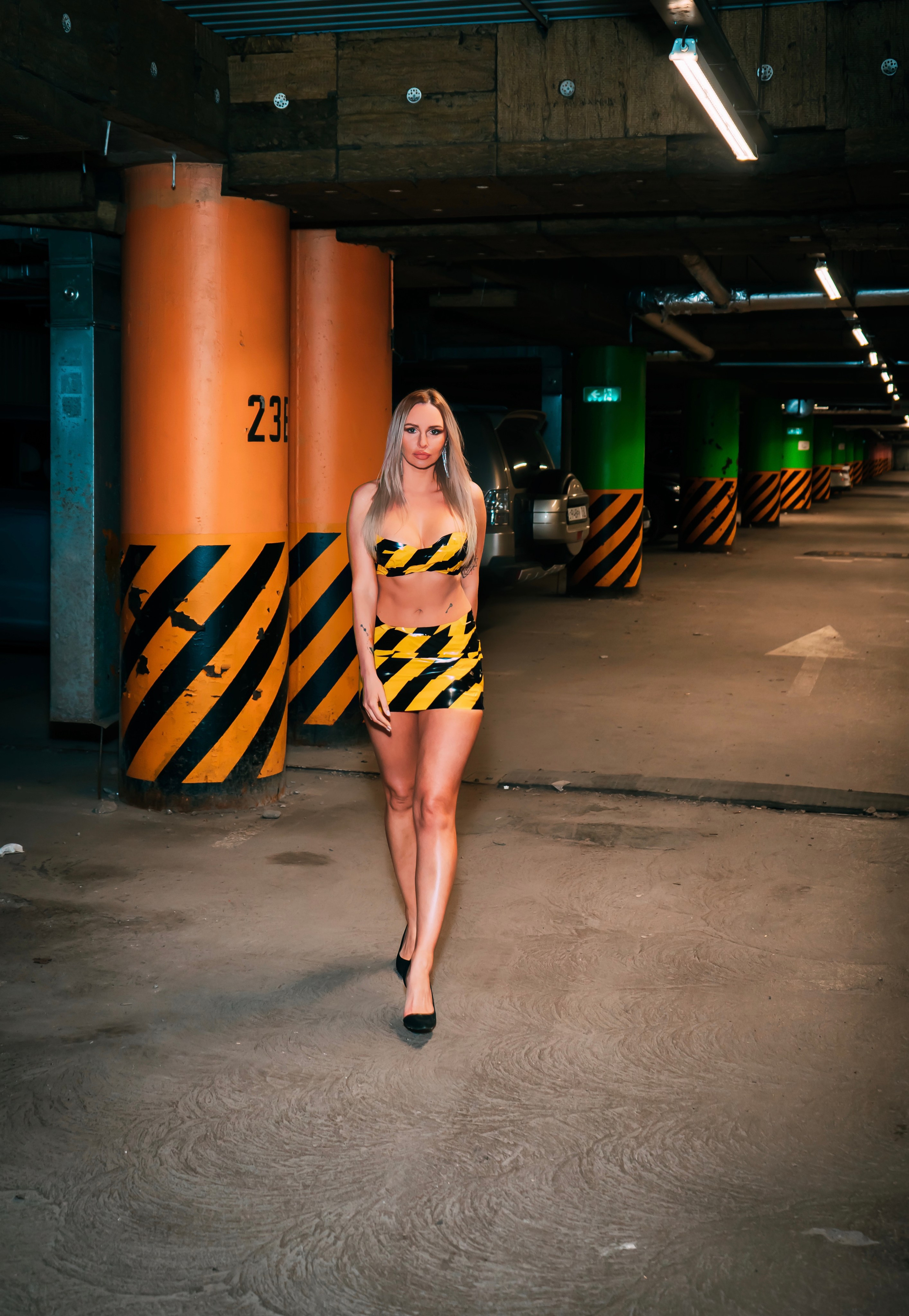 Съемка на парковке — модель Дина. Фотограф Москва и Видеограф Москва