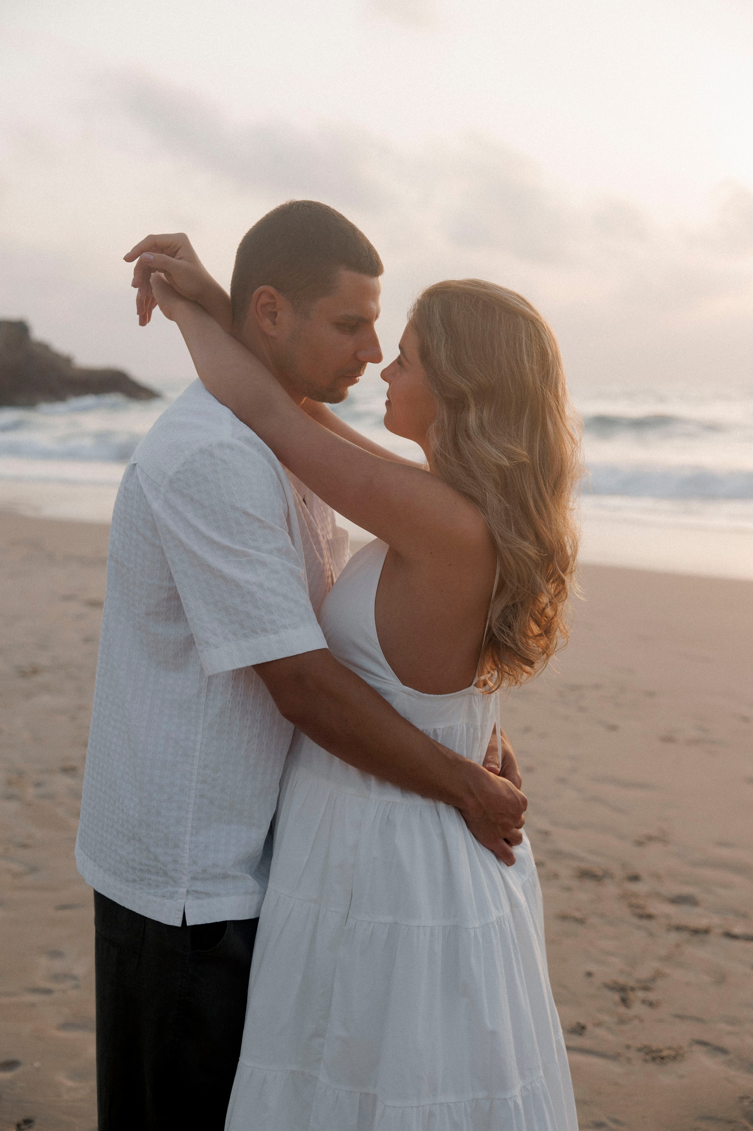 Pregnancy photoshoot near the sea (cloudy weather). Главная