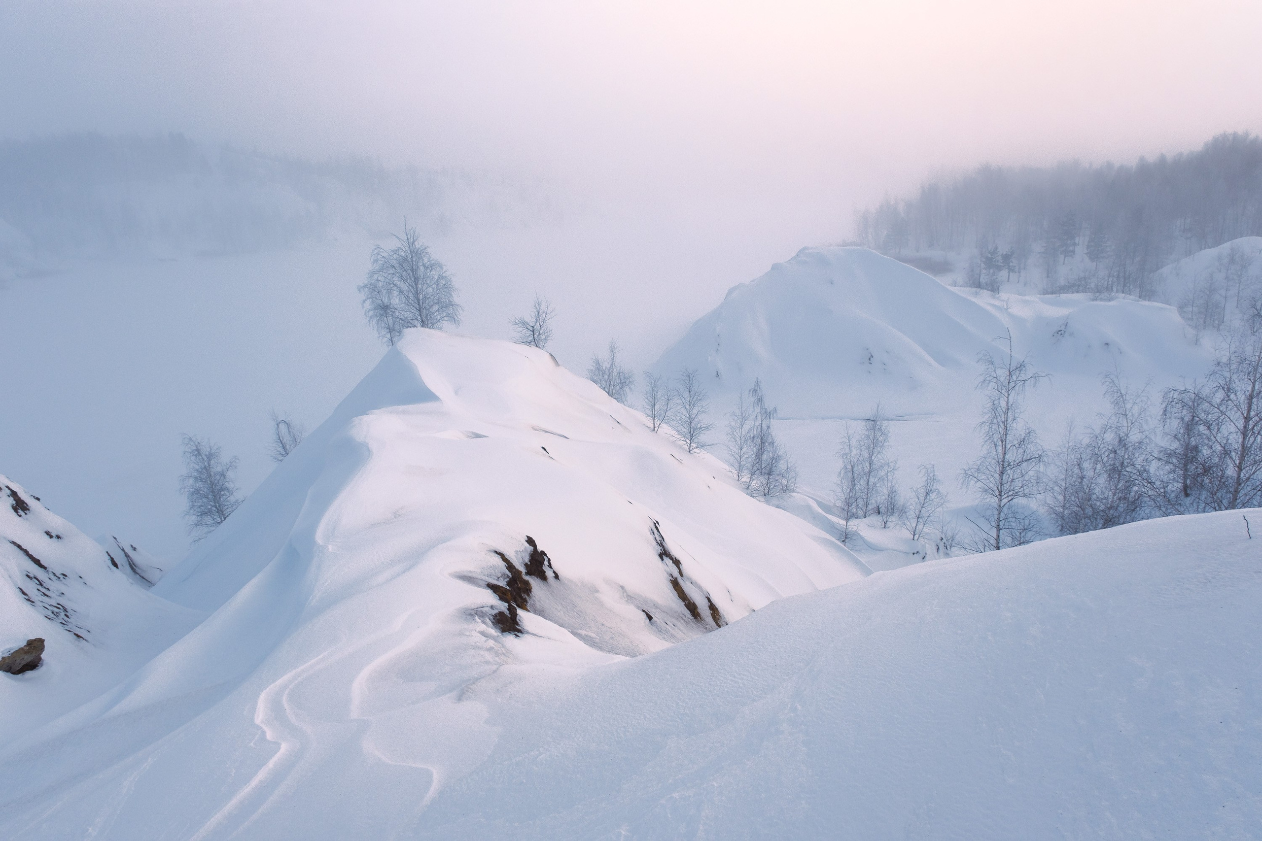 Кондуки завалены снегом в тумане