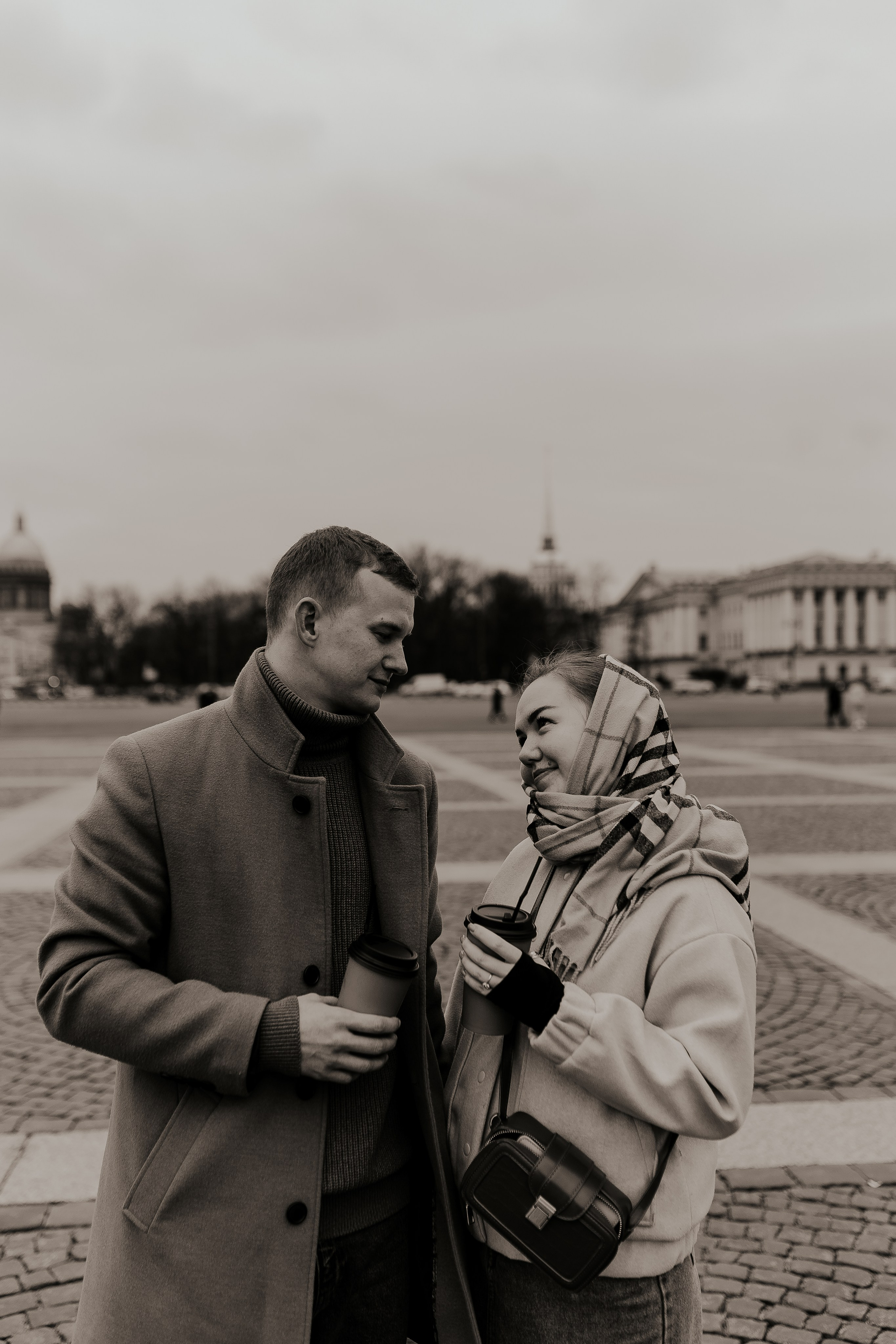 Пара гуляет по Петербургу. Фотограф в Санкт-Петербурге Лиза Семченкова