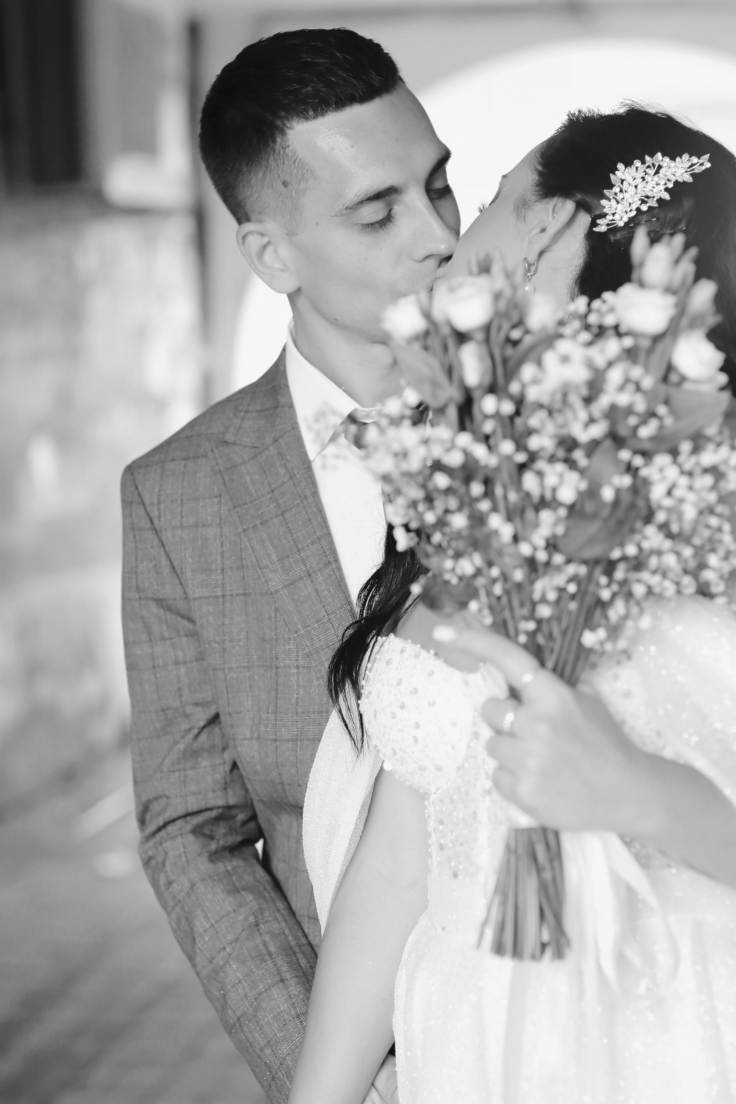 Съемка пары Марии и Ильи, гуляющих по городу. Свадебный и репортажный фотограф в Ярославле и Санкт-Петербурге Роман Микрюков