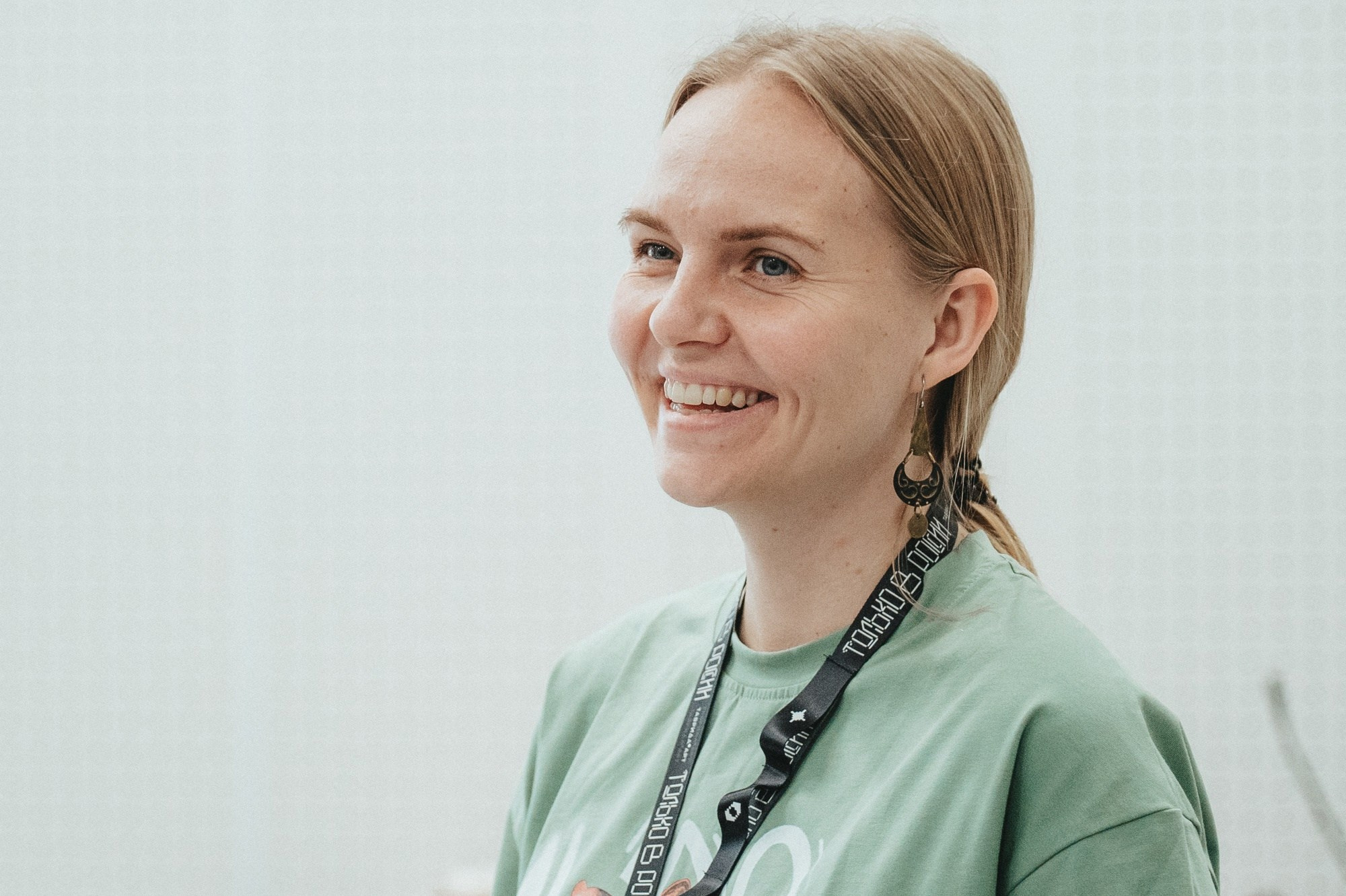 Событийная съемка эмоций девушки на форуме в Ростове-на-Дону