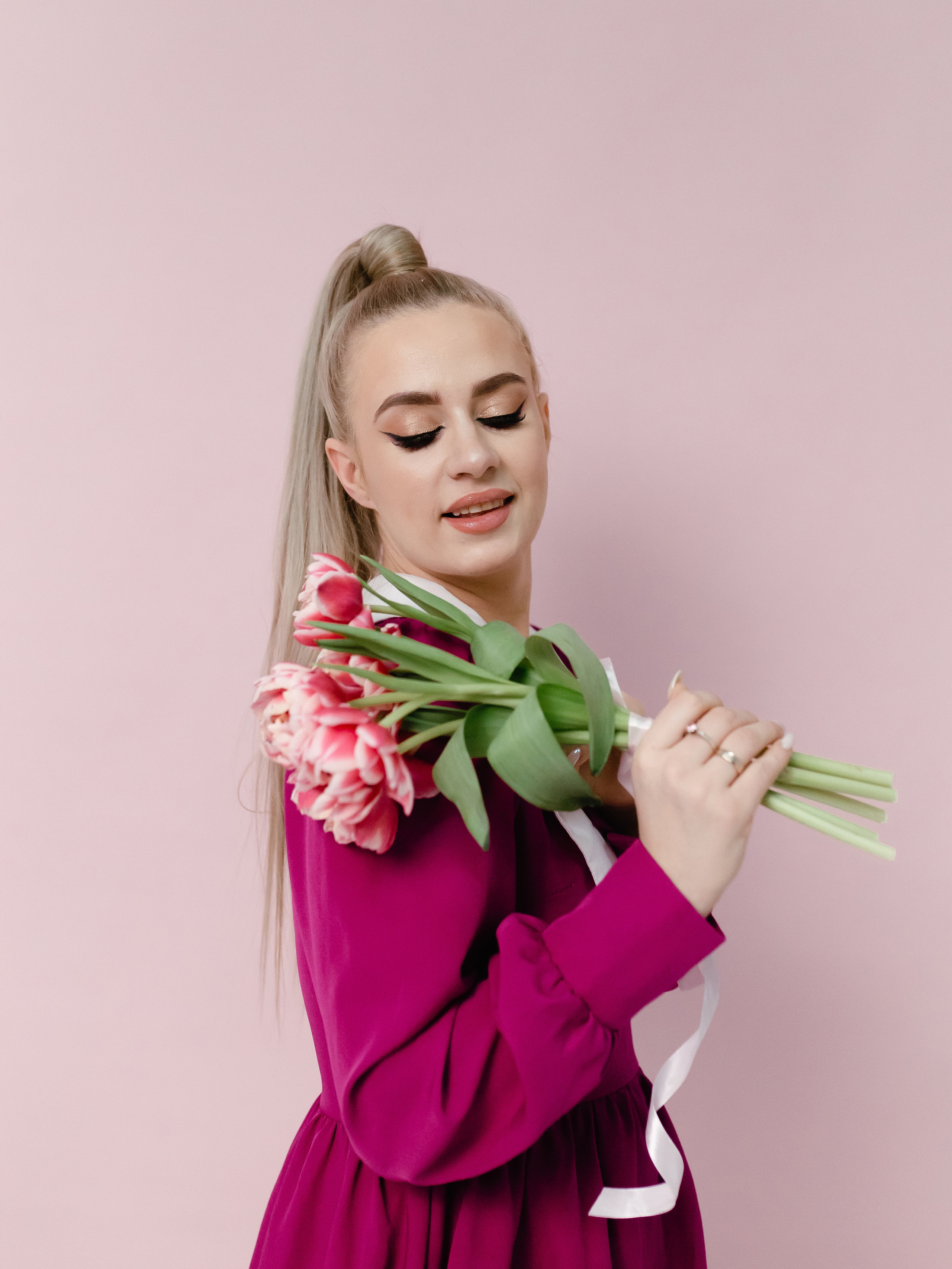 женская индивидуальная фотосессия с цветами тюльпанами