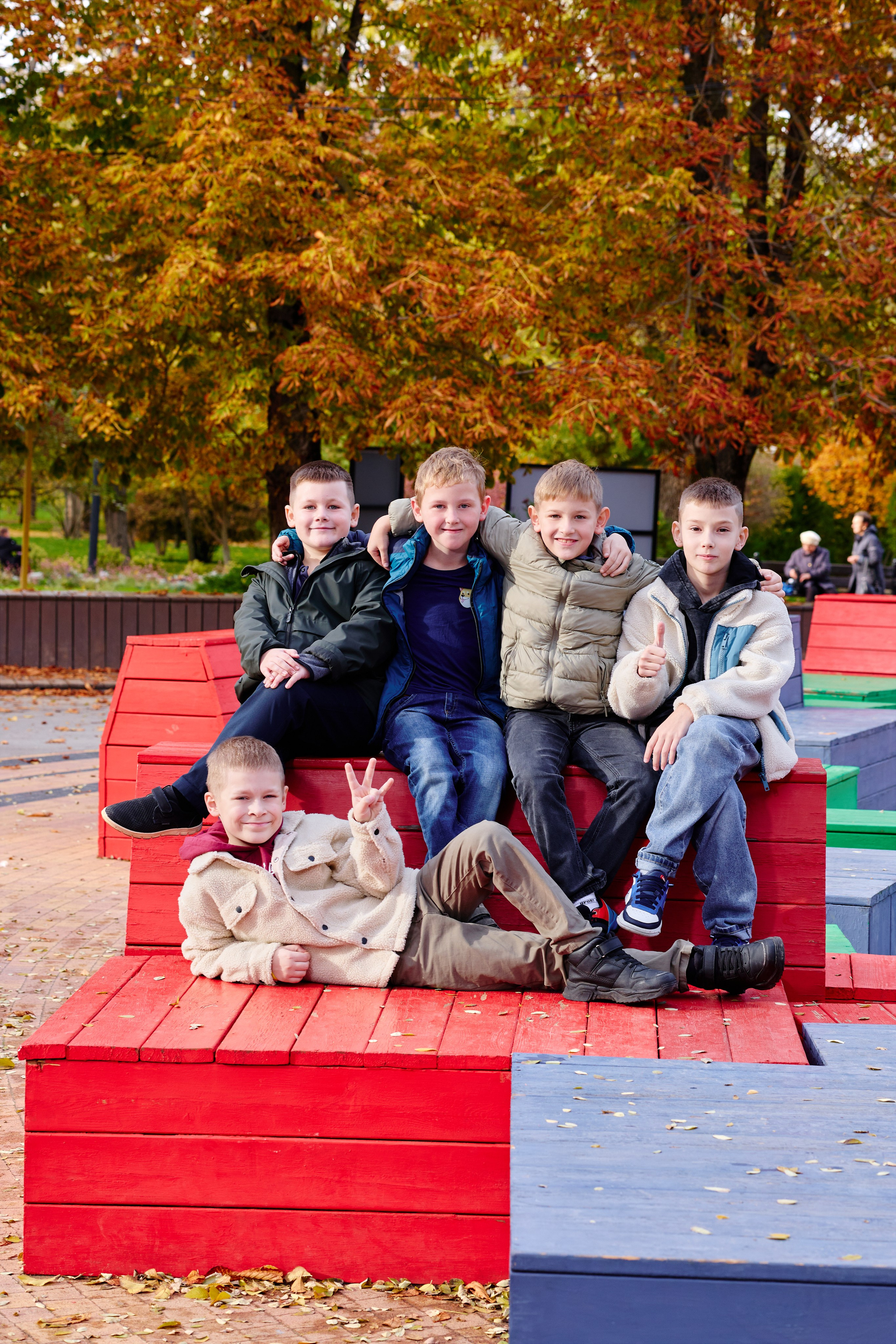 Прогулка в парке классом. Фотограф Выпускные альбомы Таганрог Сергей Коробченко