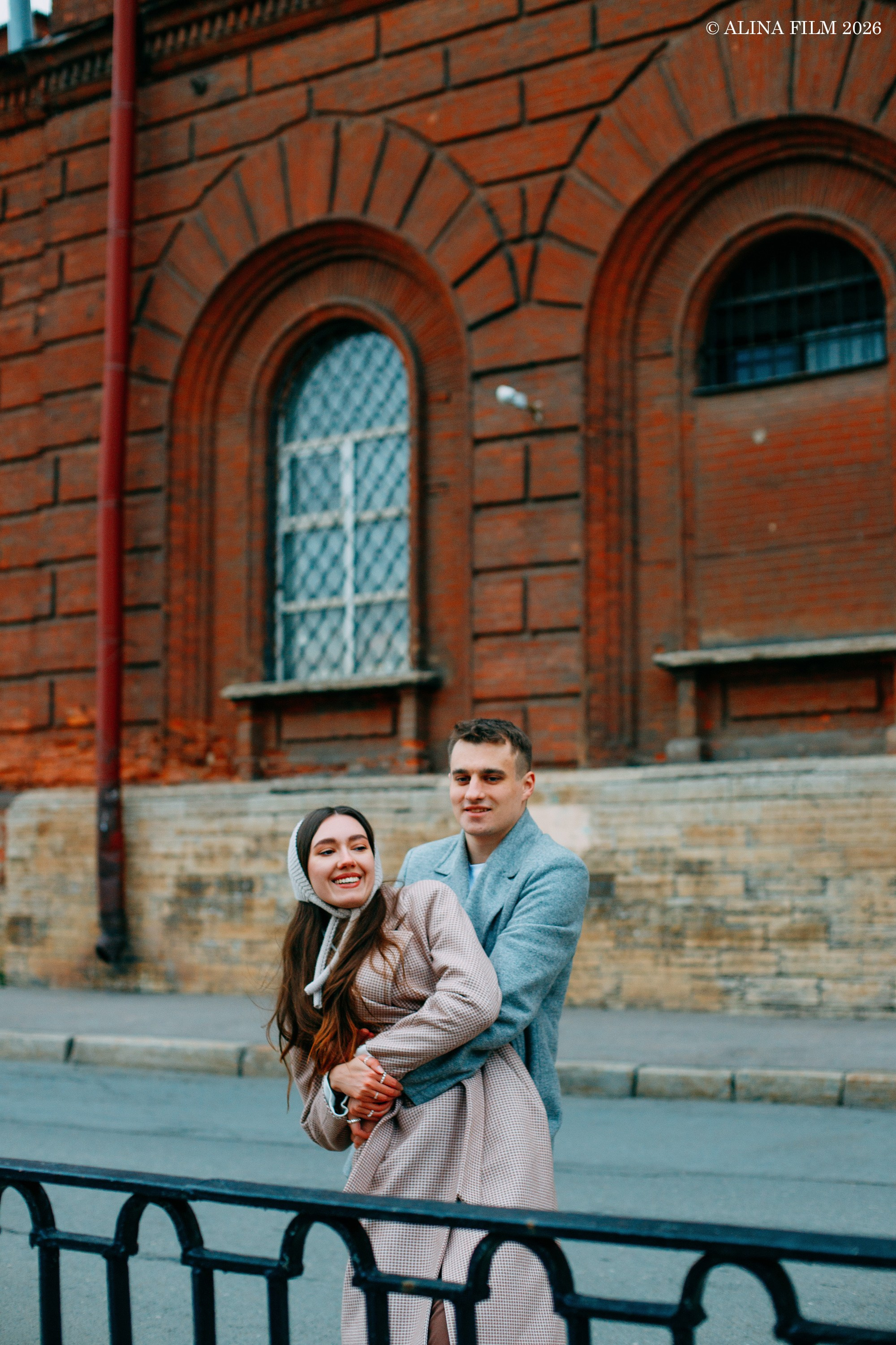 Фотосессия лавстори на Старо-Калинкином мосту. Фотограф в Санкт-Петербурге Alina Film