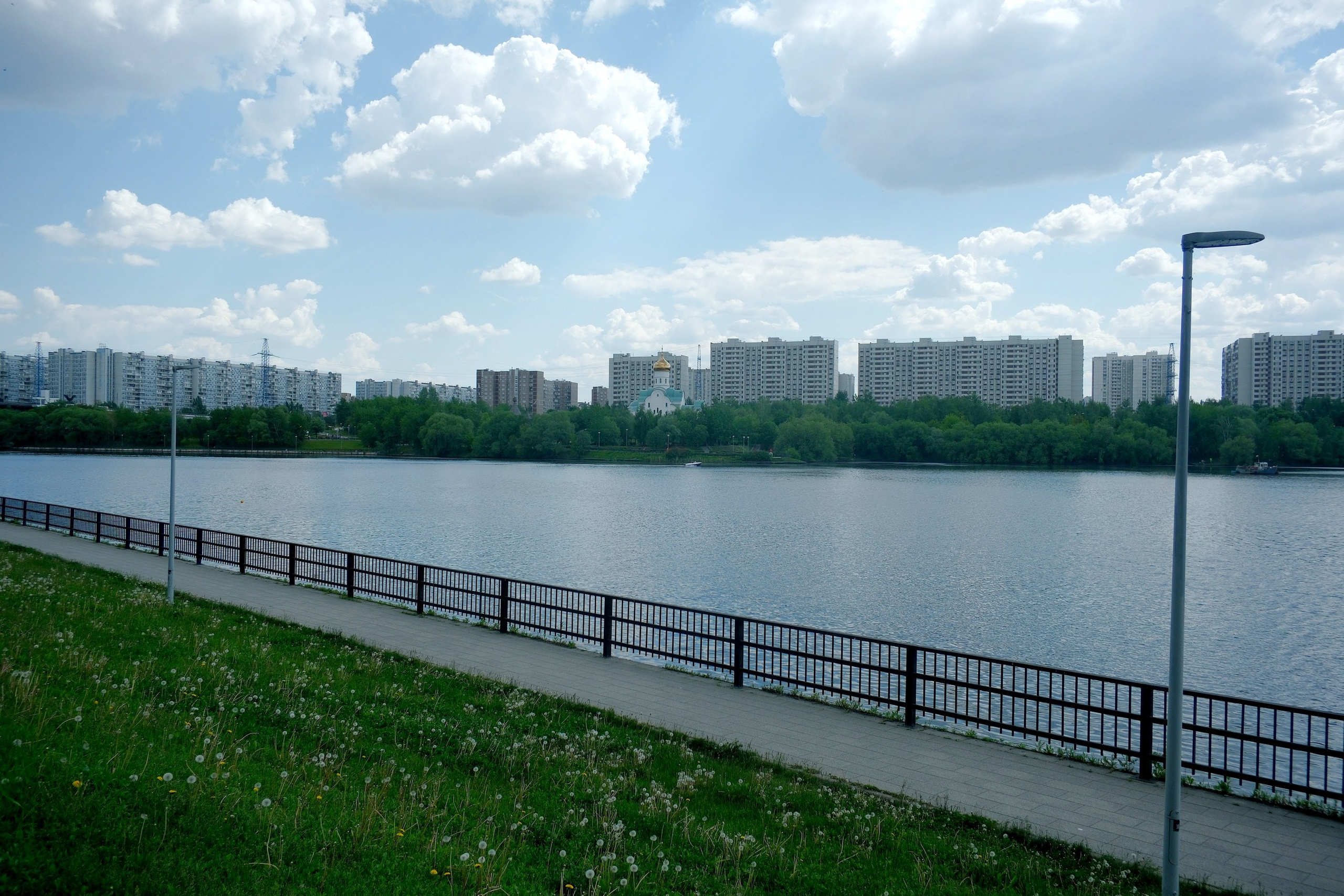 Парк 850 лет Москве. Снято на Voigtlander 18/2,8 Color-scopar. Улица, люди, жизнь…