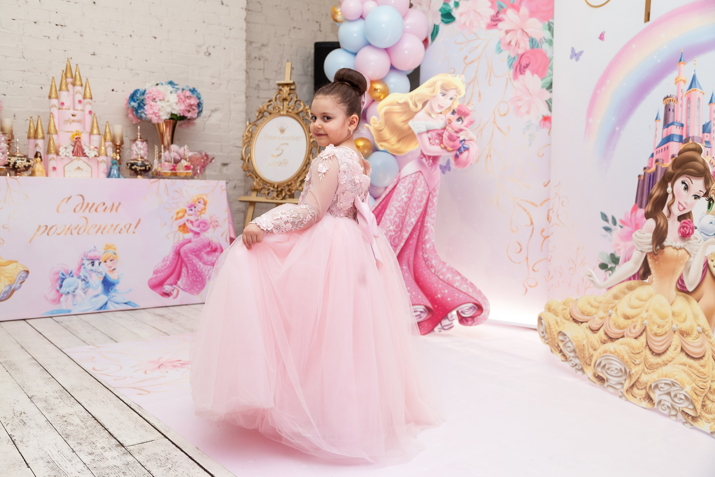 Портрет именинницы в розовом платье