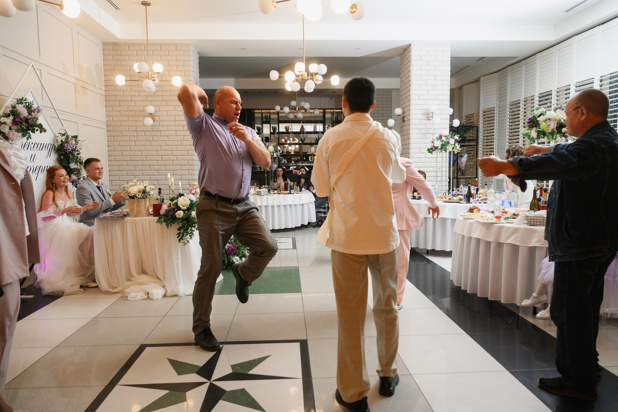 Свадебная фотосъемка в кафе Петропавловска-Камчатского с теплой атмосферой и живыми эмоциями. Профессиональные кадры первого танца, поздравлений гостей и праздничного банкета в уютном интерьере. Цены на свадебную фотосессию в кафе с индивидуальным подходом и полным пакетом услуг.
