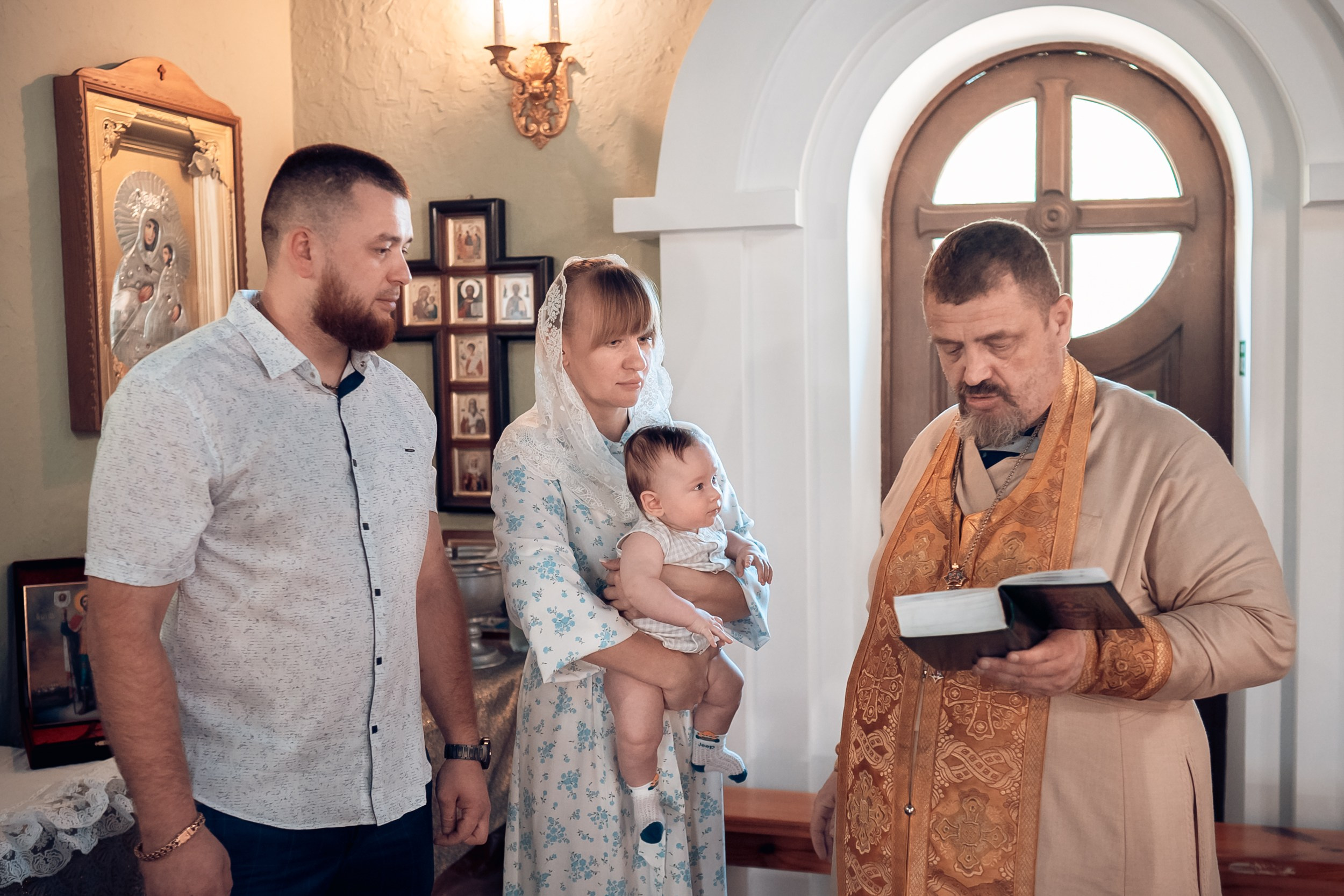 Крещение в храме святого Феодора Ушакова Севастополь. Фотограф церковных Таинств Луганск