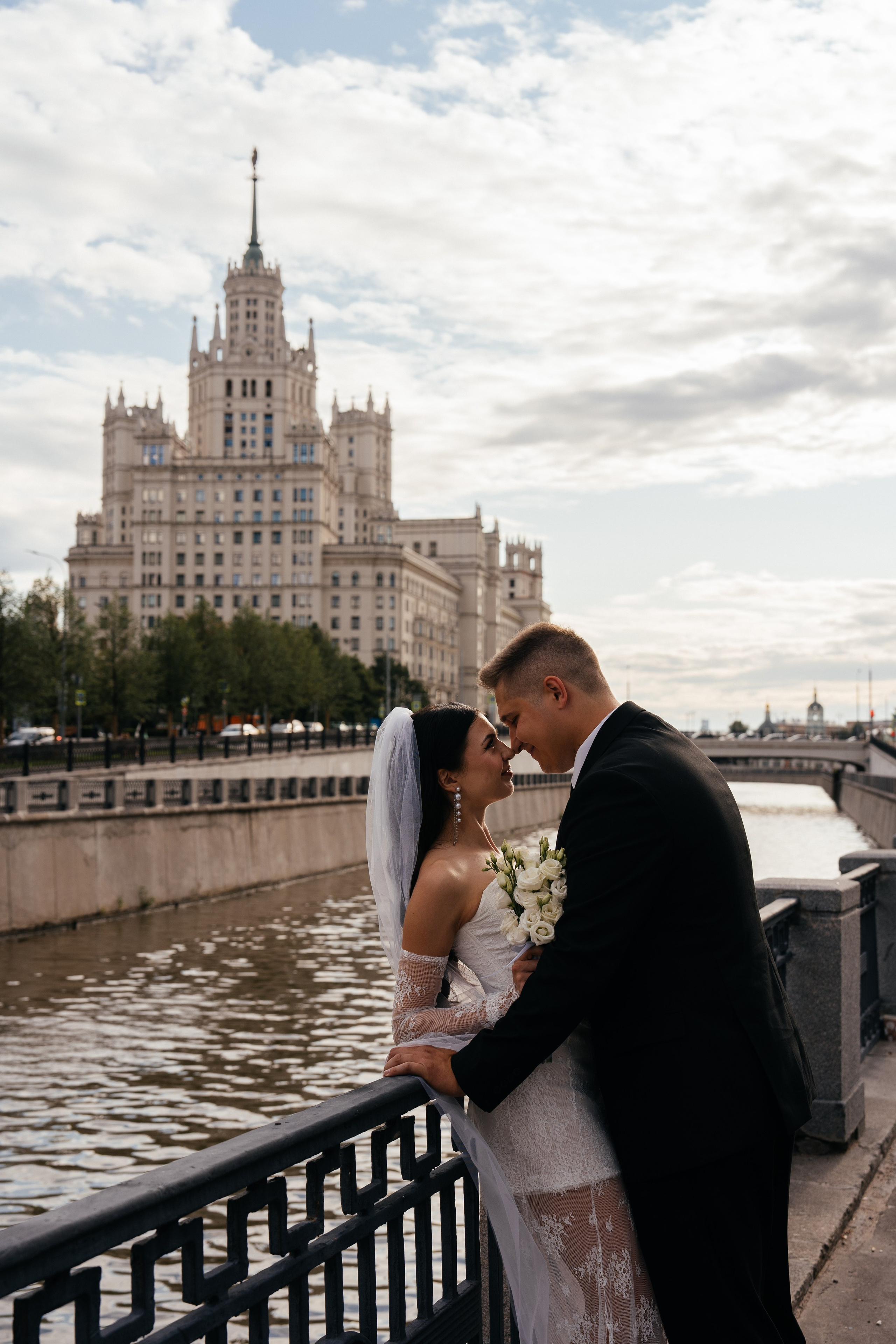 Свадебная фотосессия в Москве у высотки на Котельнической набережной. Свадебный фотограф в Москве Анна Полушина