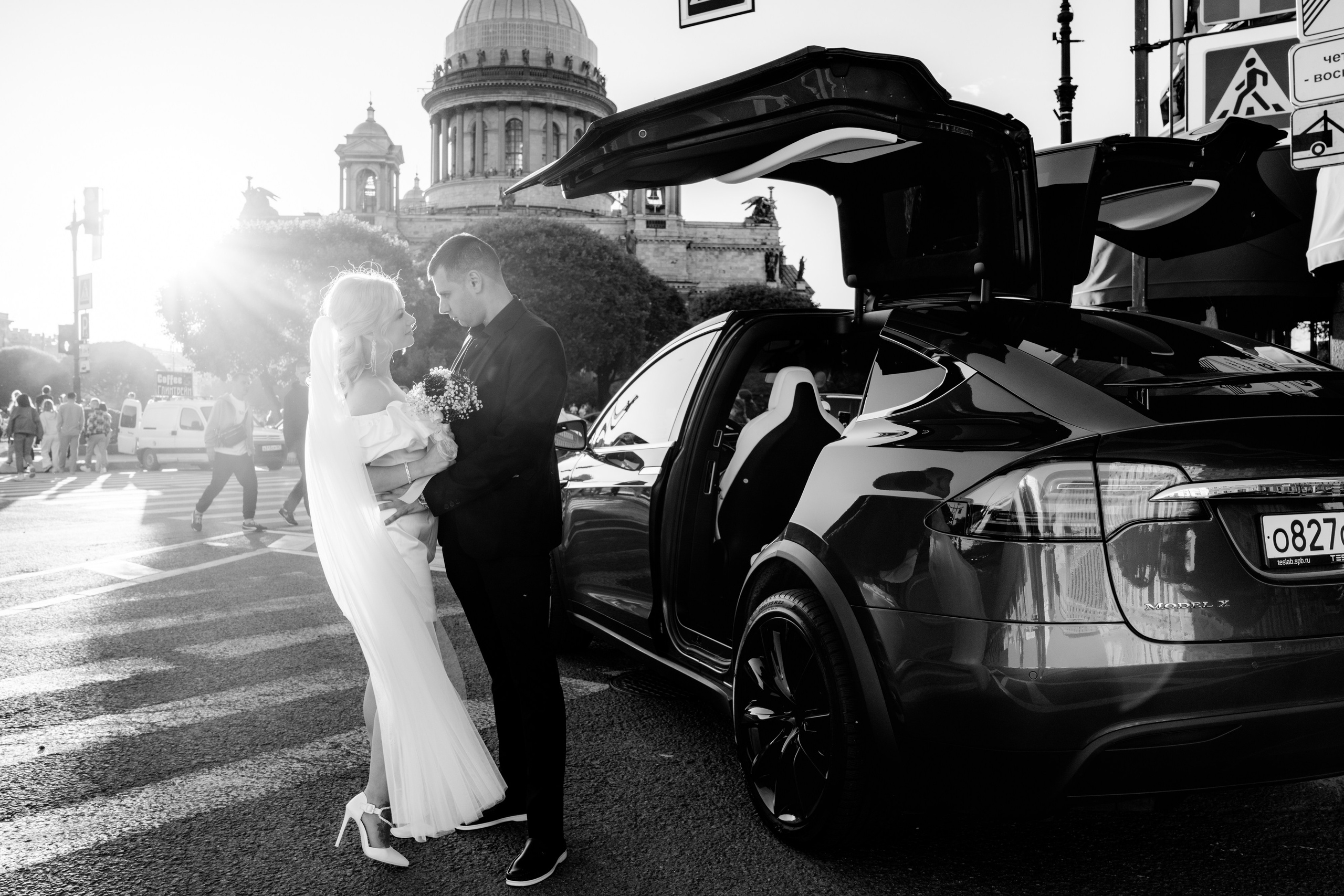 «Англетер». Свадебная романтика. Tesla X. Вечерняя свадебная фотосесси. Свадебный фотограф Александр Невский в Санкт-Петербурге