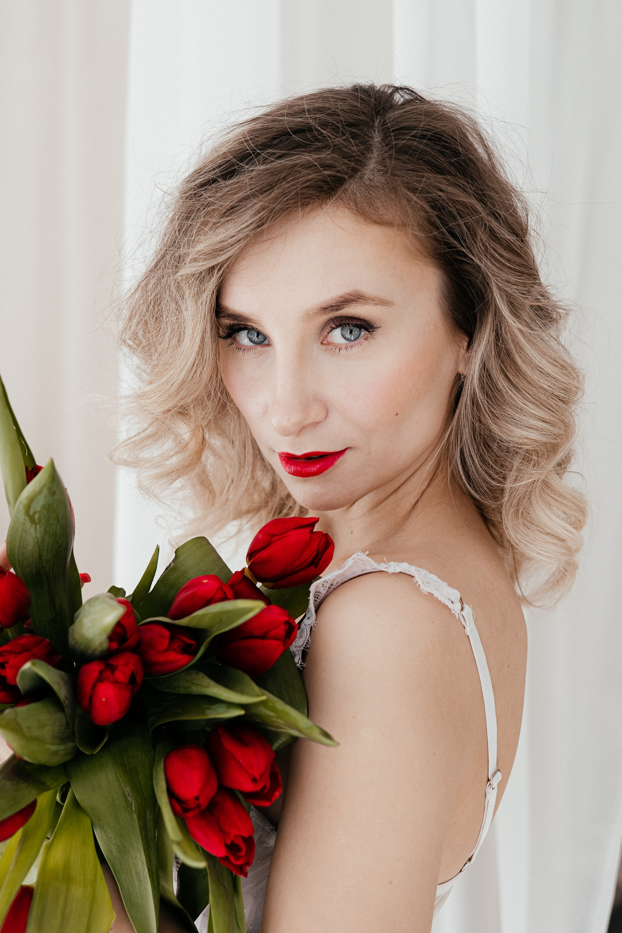 Анна. Красные тюльпаны