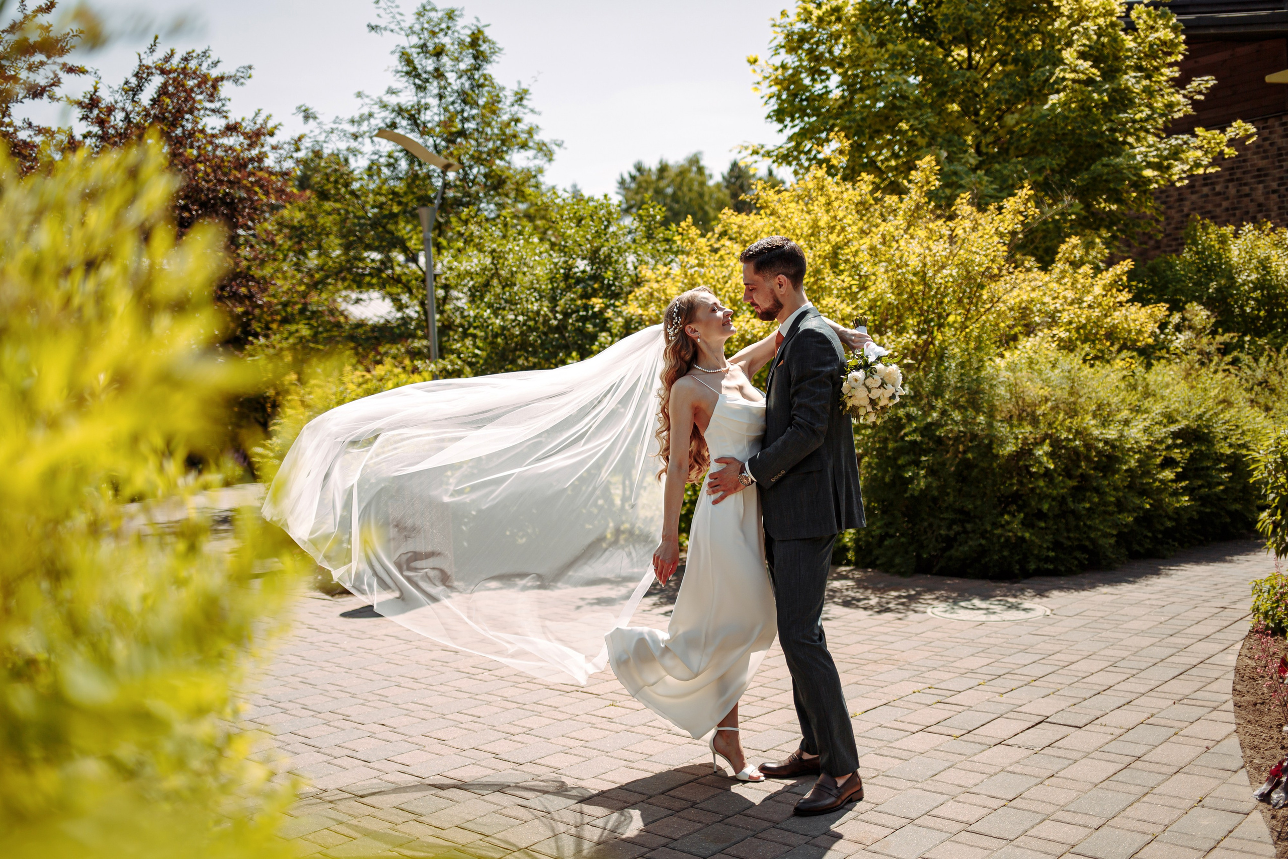 Свадебная фотосессия с кабриолетом и в загородном клубе Artiland. Свадебный фотограф Москва и МО Сергей Киржаев