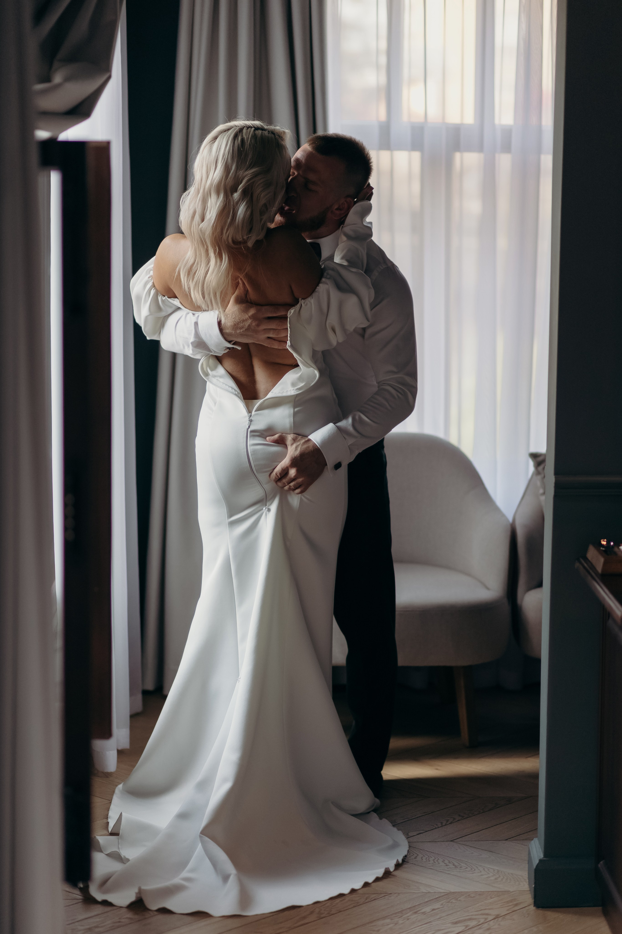 Александр и Елена (сборы, ресторан). Фотограф свадебный семейный в Красноярске Шукшина Наталья