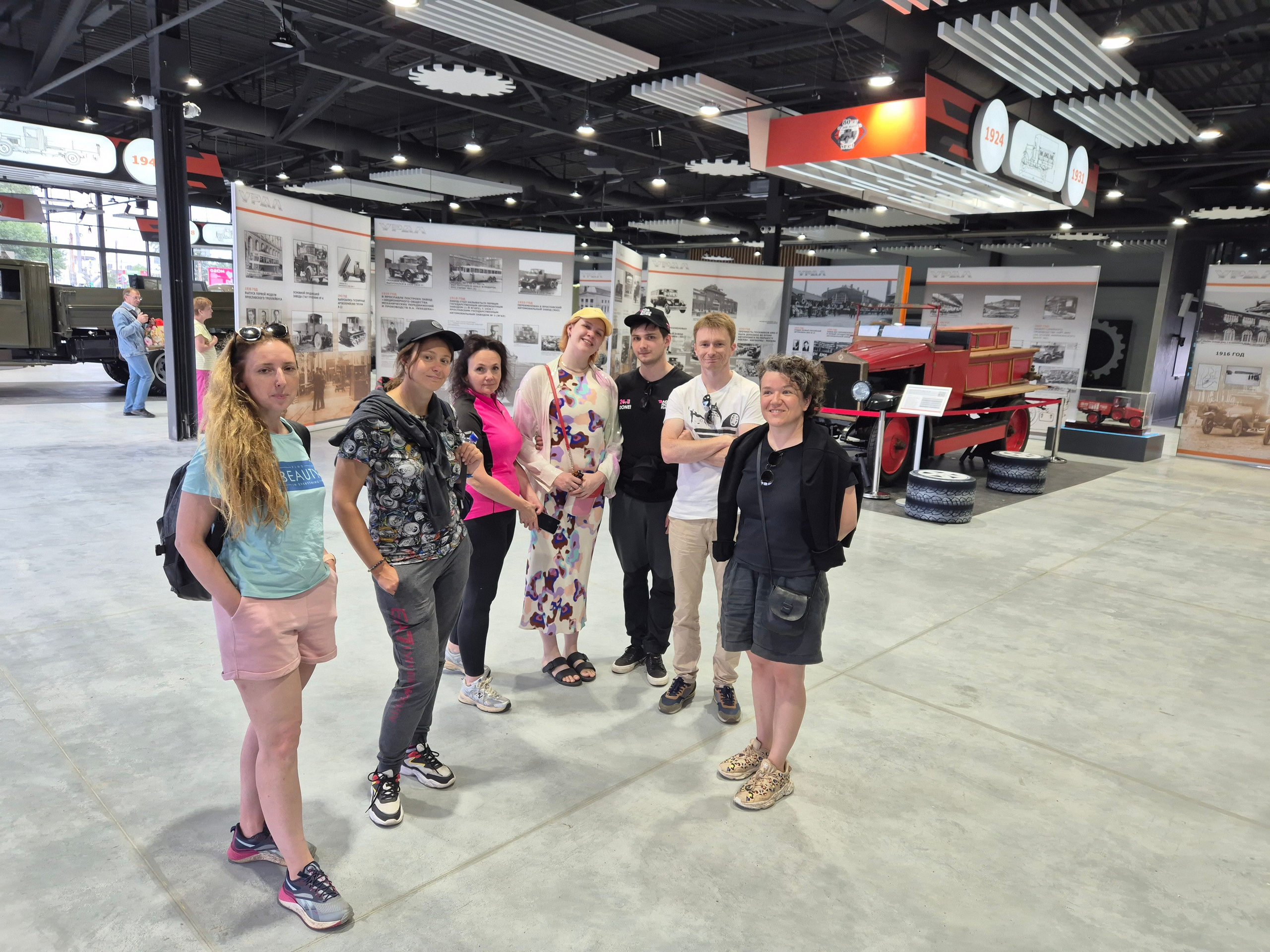 Проезжая в ночи через г.Миасс, что у озера Тургояк, увидели новый ярко светящийся музей автозавода "Урал". В пятницу после утренней тренировки поехали целым автобусом смотреть машинки.