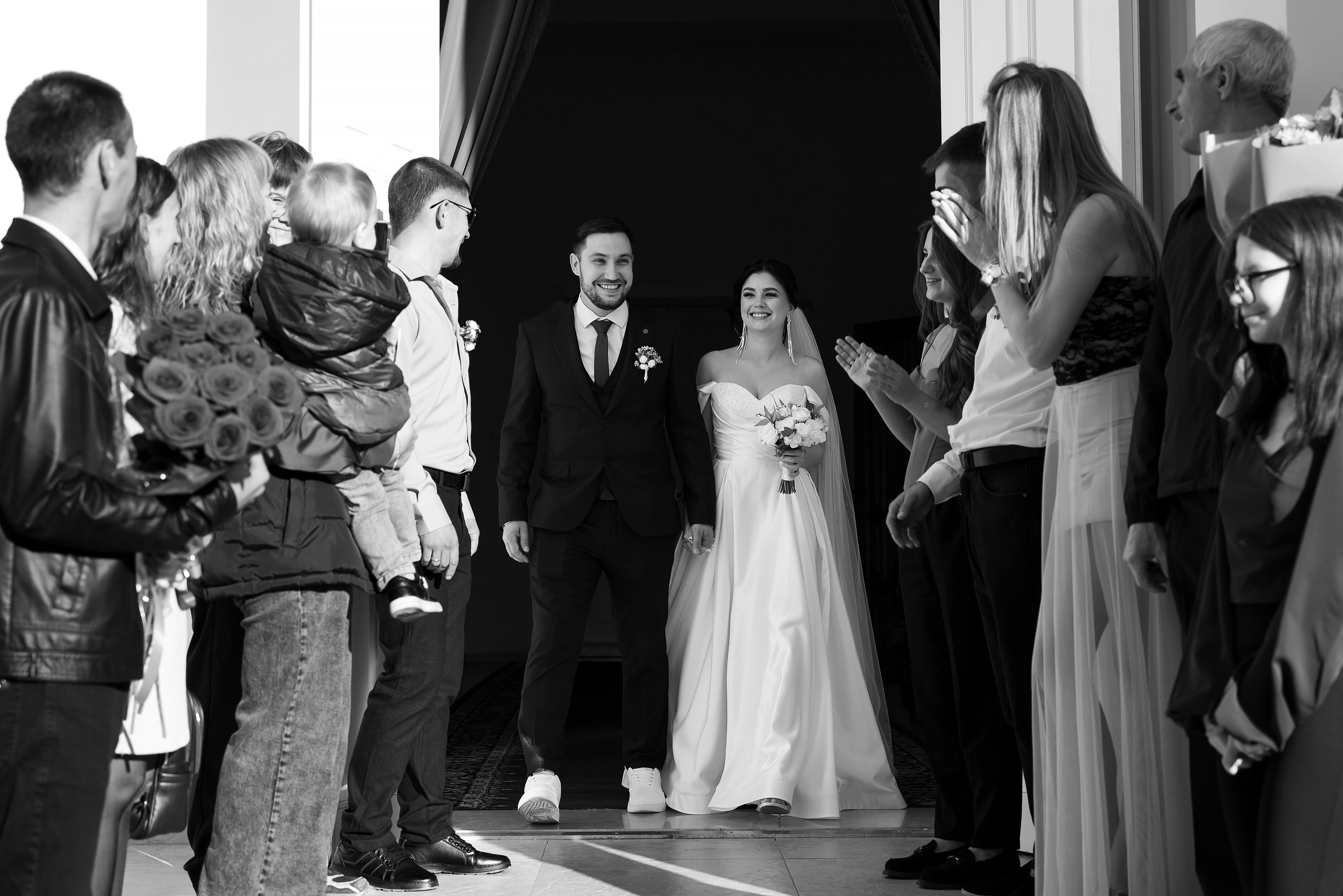 Поздравление молождоженов на выходе из Екатерининского дворца бракосочетаний.