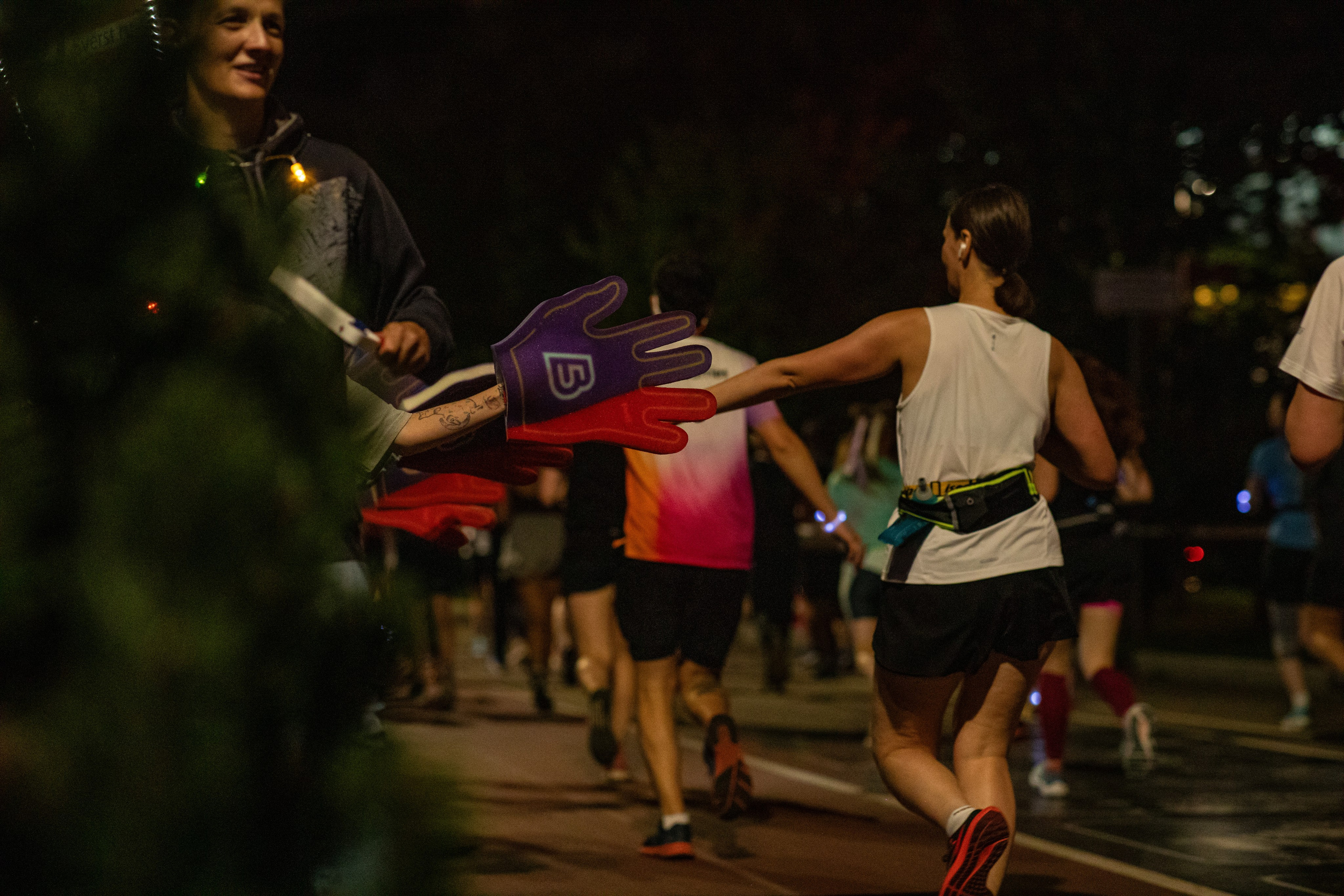 Ночной забег в ленте фотографий бегунов 03.08.24. Фотограф Сергей Ловкий