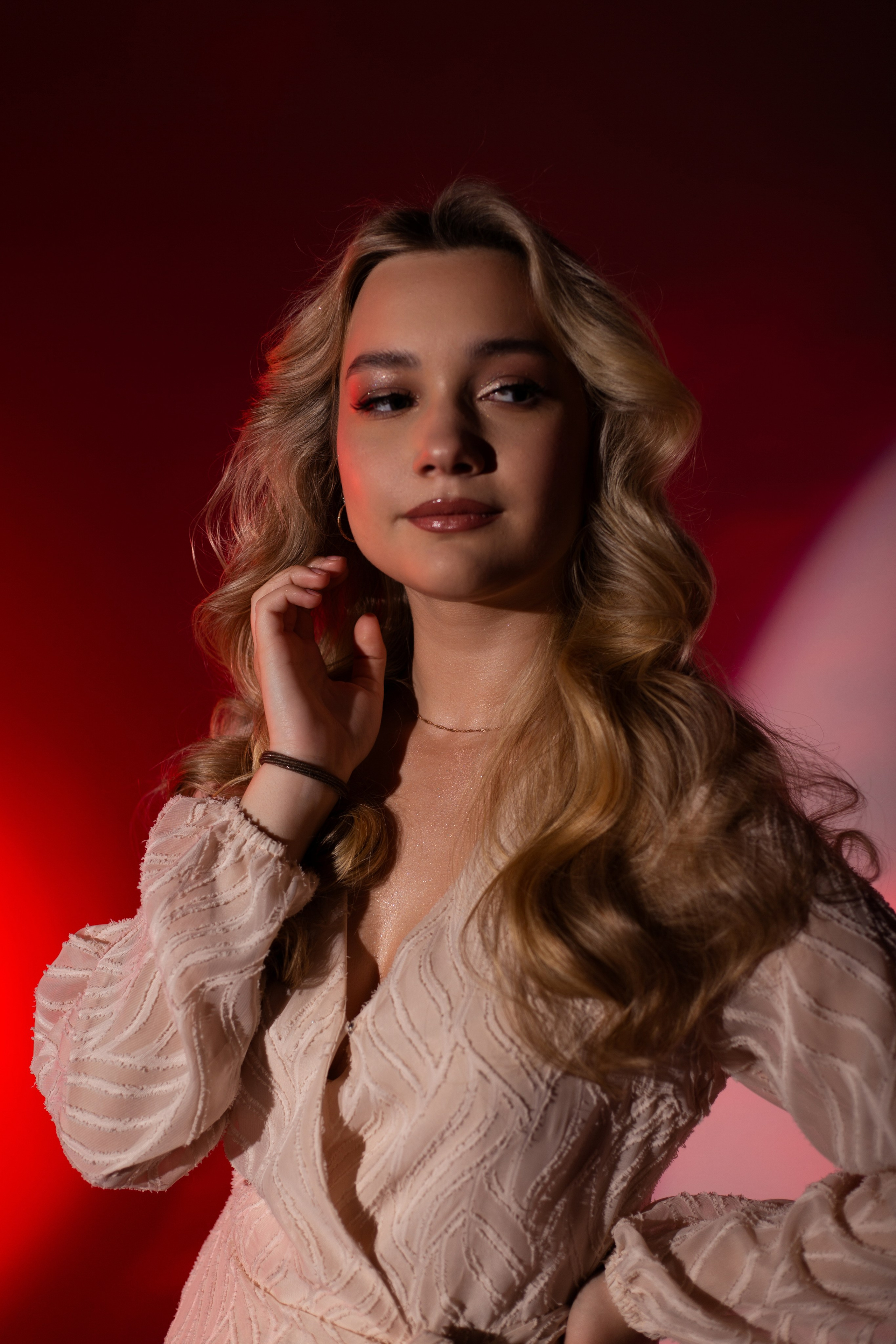 Лучи солнца в волосах, искорки счастья в глазах. Главная