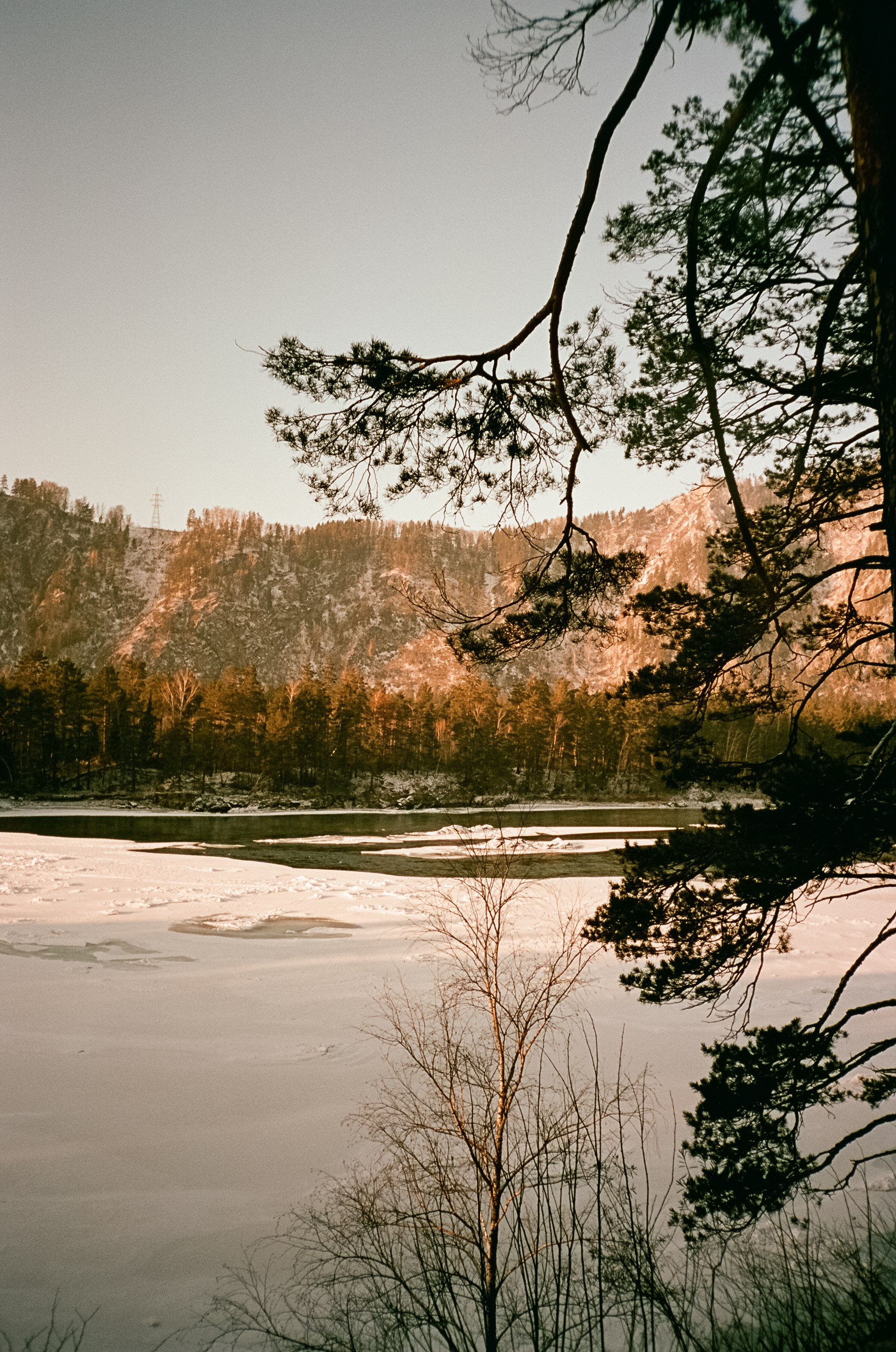 Зубы Дракона и синяя Катунь в солнечный день. Фотограф-документалист Мария Осокина