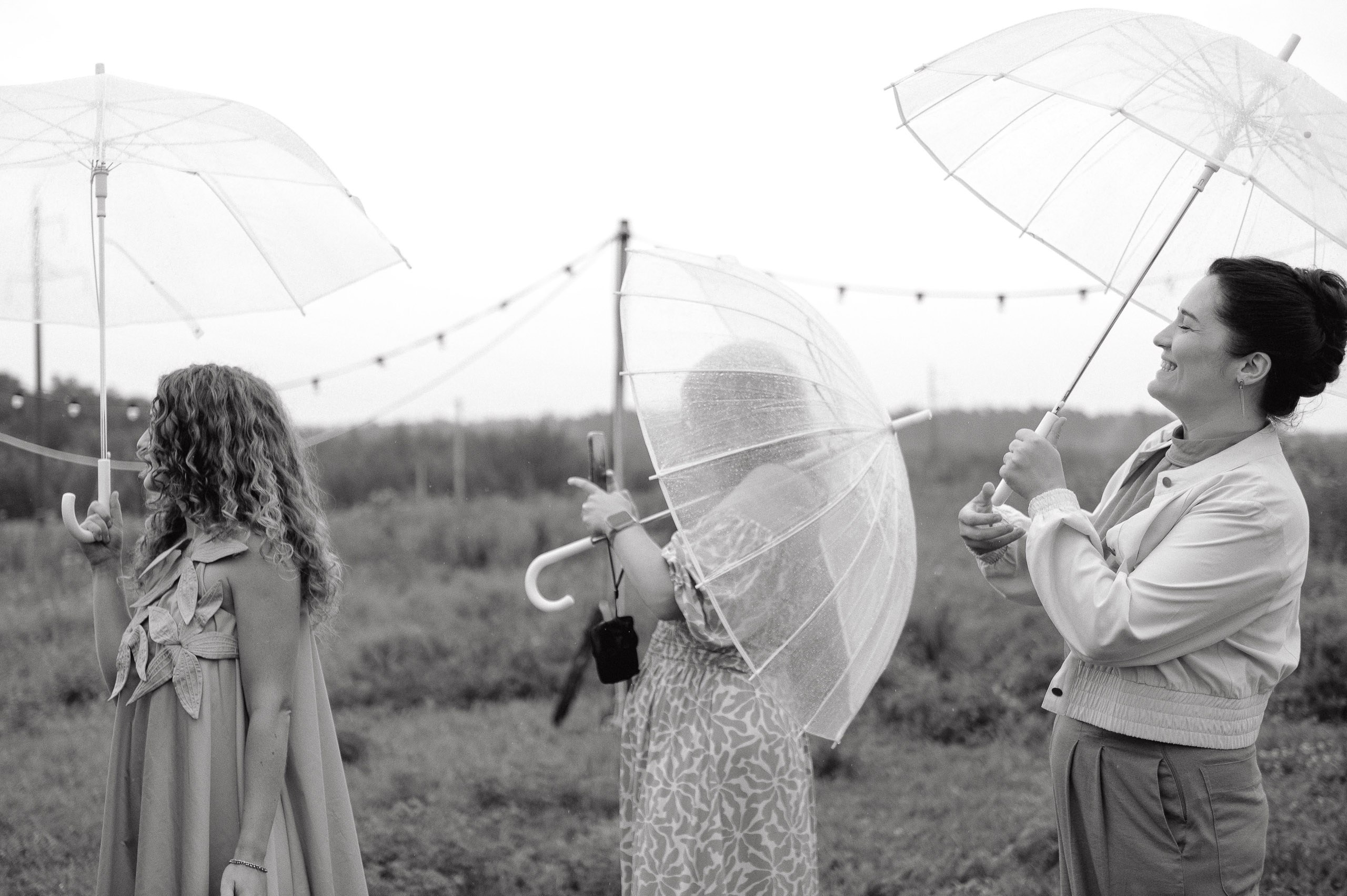 Зеленая тропа, уютная свадьба под дождем. Афина Ефимова. Свадебный фотограф Москва