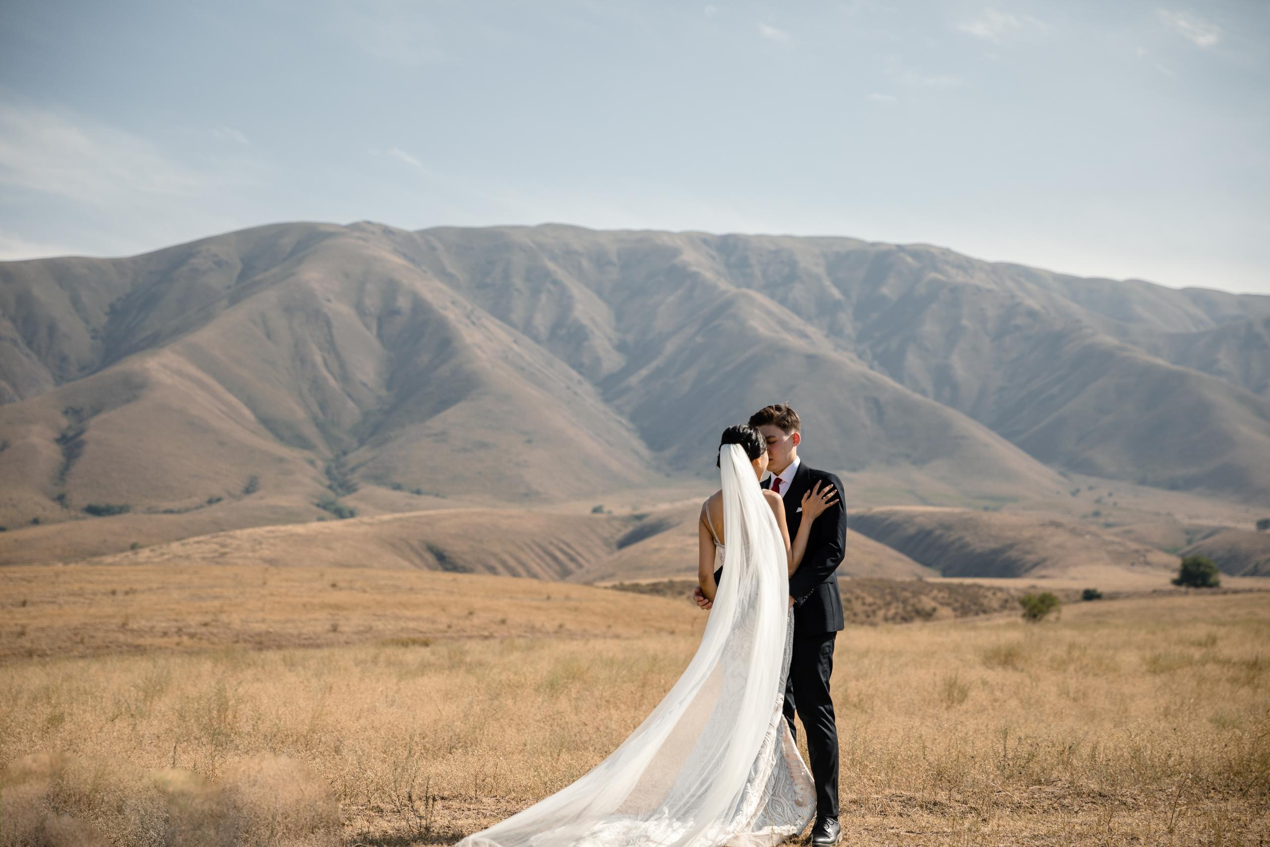 Жених и невеста в горах