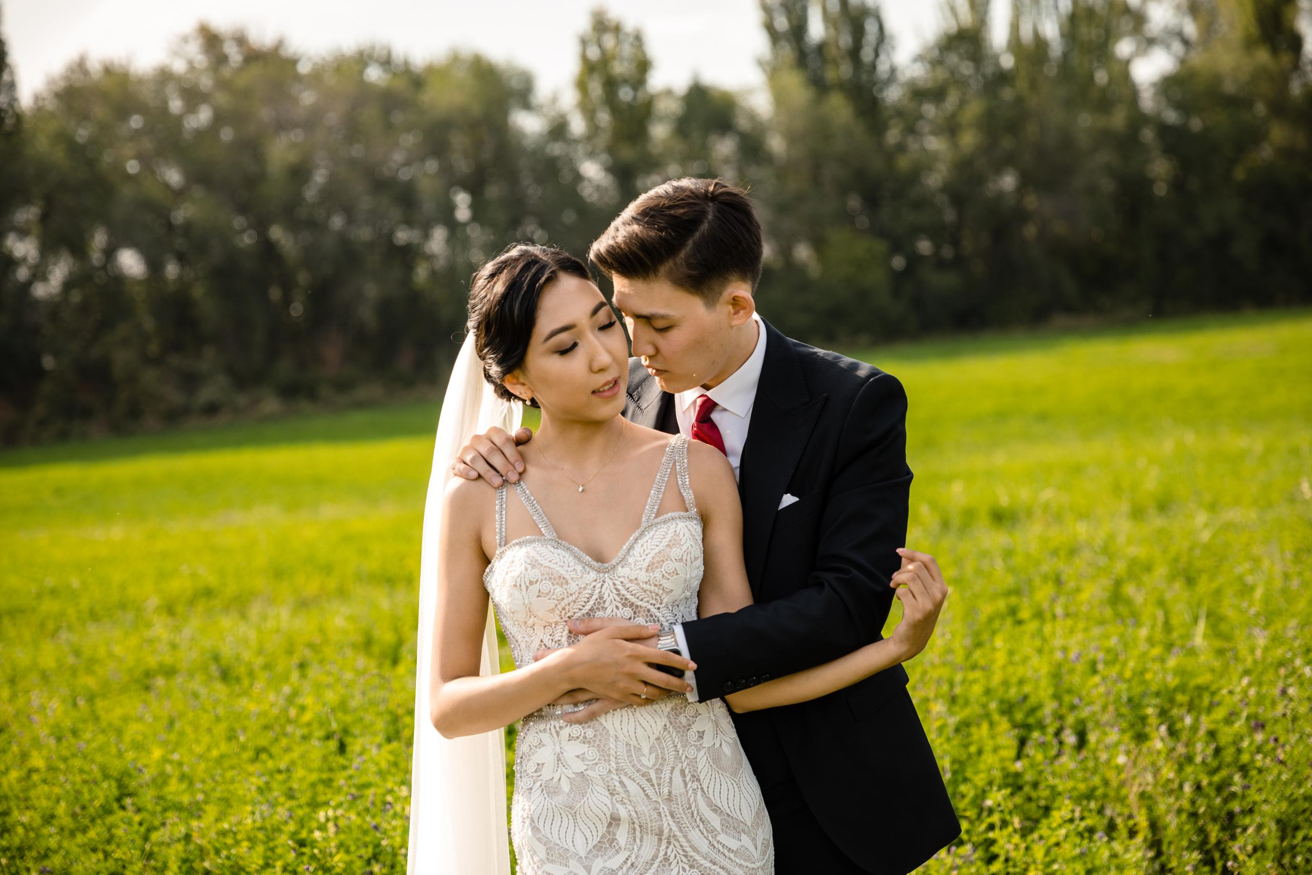 Свадебная фотосессия на природе, трава