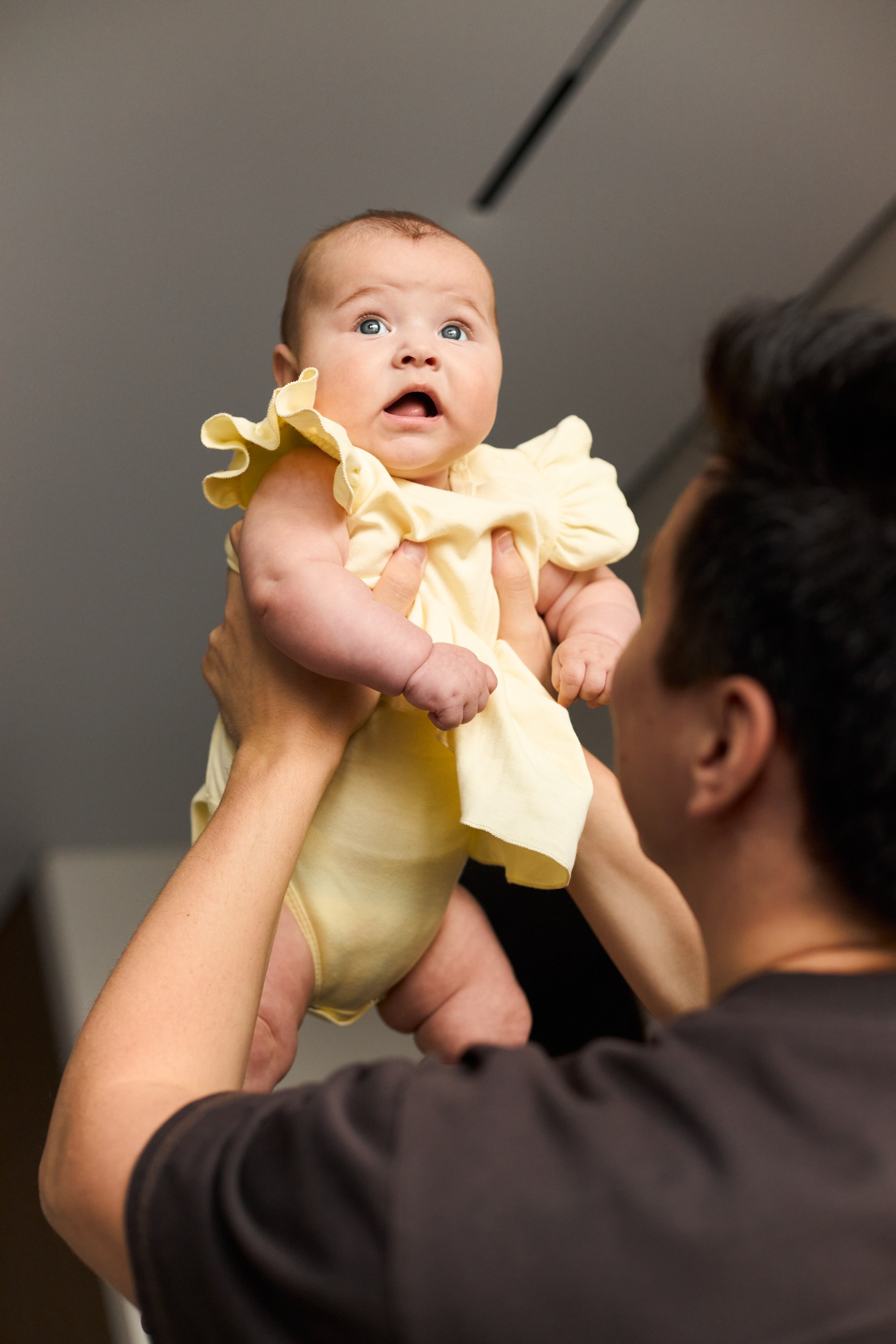 Семейная фотосессия Екатеринбург фотограф семейный фотосет в студии дома Екб заказать цена съемка детей родителей фотосъемка семьи Екб. Фотограф Екатеринбург Анастасия Жерновская | Маркетплейсы и нейрофото