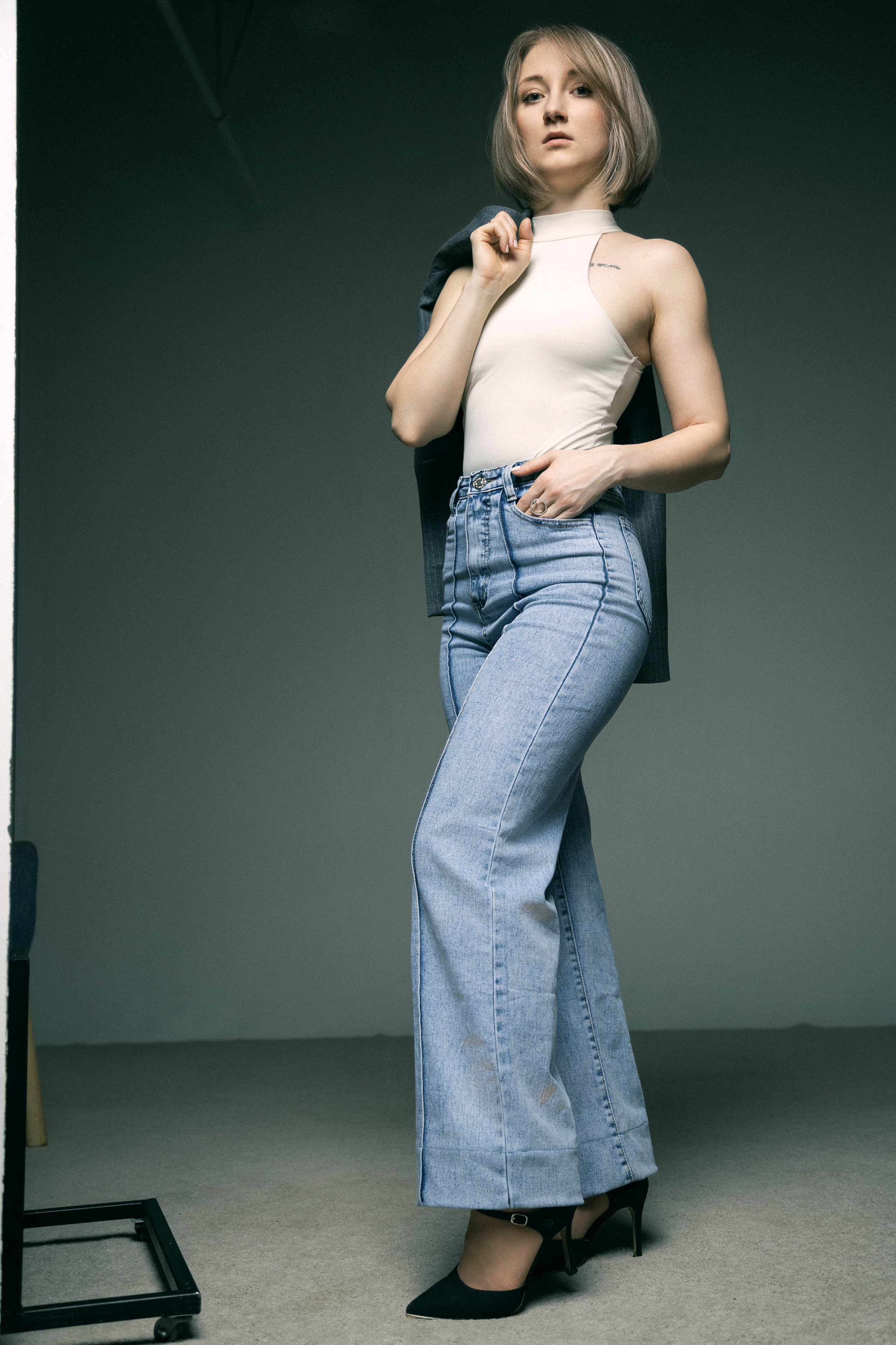 Красивая фотосессия для девушки в студии с визажем. Мск. 