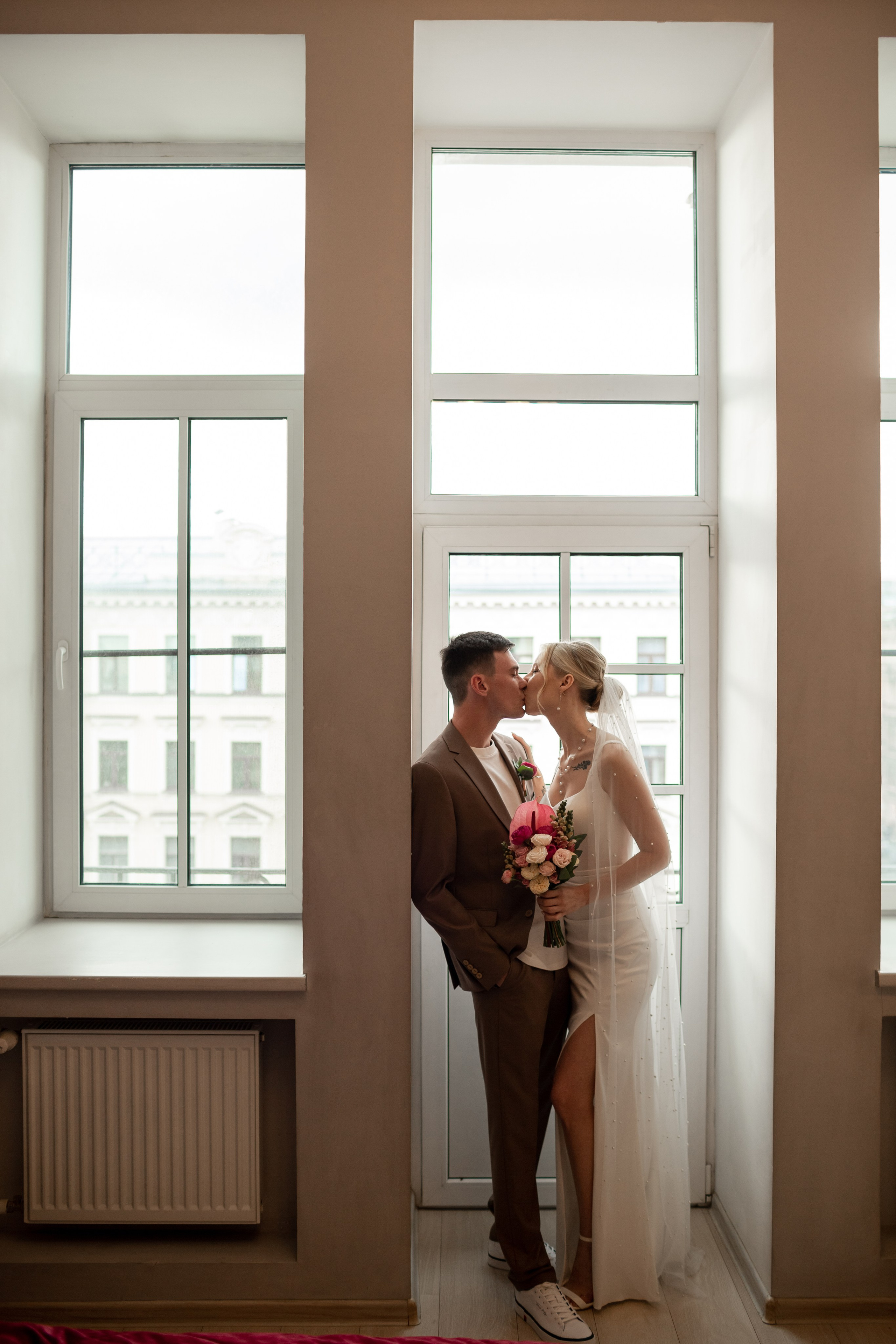 Свадебное утро в отеле: фотография с балконом.