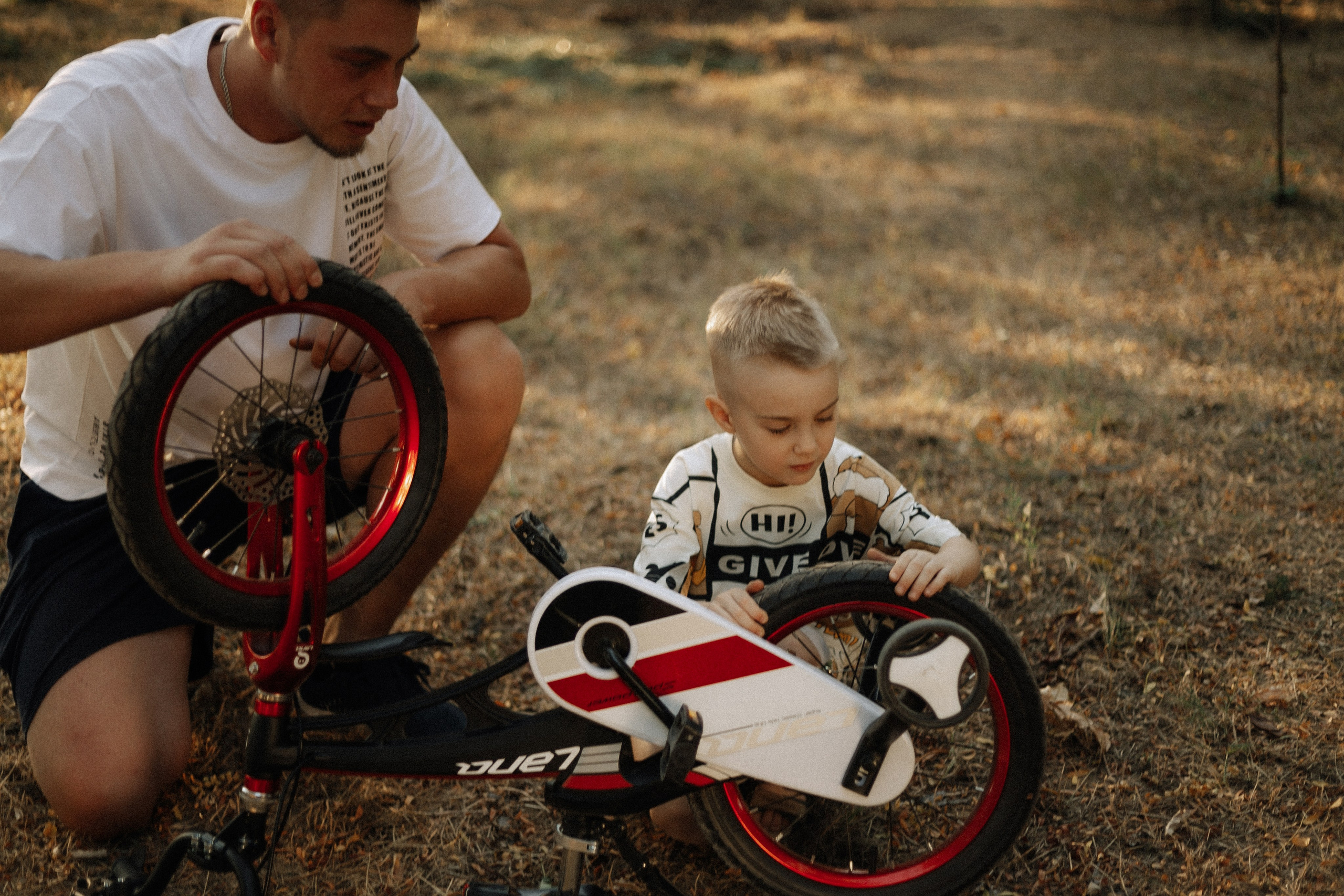 Папа учит сына кататься на велосипеде. Фотограф в Крыму | Виктория Нотевская