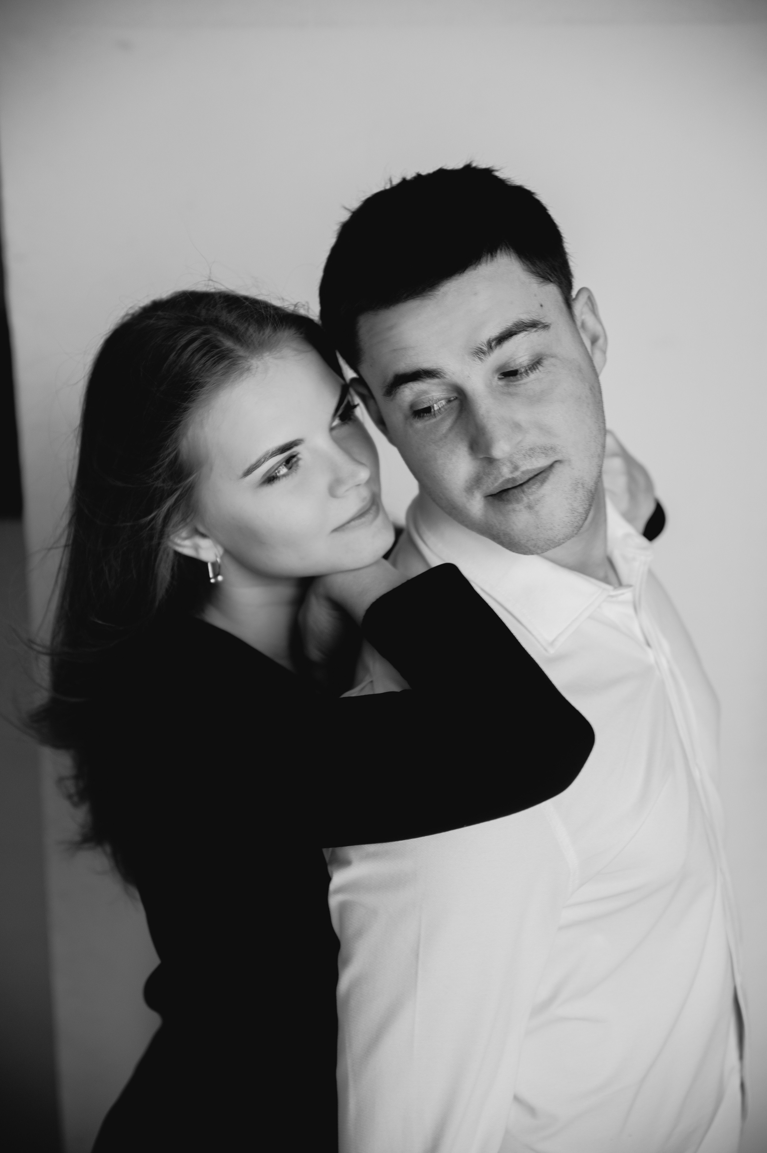 Предсвадебная лавстори в студии в Москве. Свадебный и портретный фотограф в Москве Жердев Даниил