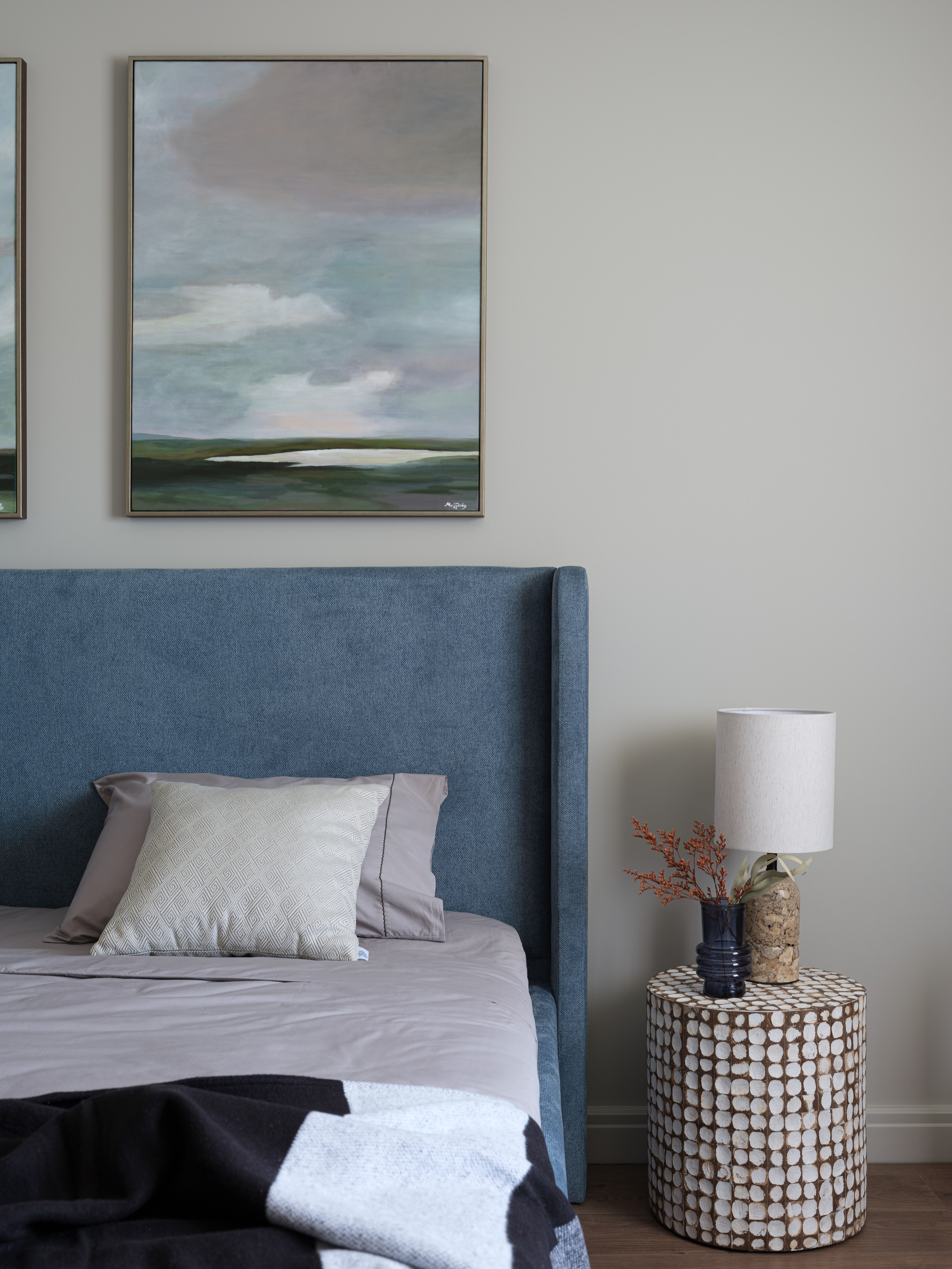 Современный интерьер спальни в стиле минимализм с мягкой кроватью, прикроватным столиком и абстрактными картинами. Уют и гармония в деталях. Фото интерьера Татьяны Диденко, стилизовано Натальей Якушевой, снято Сергеем Денисенко.