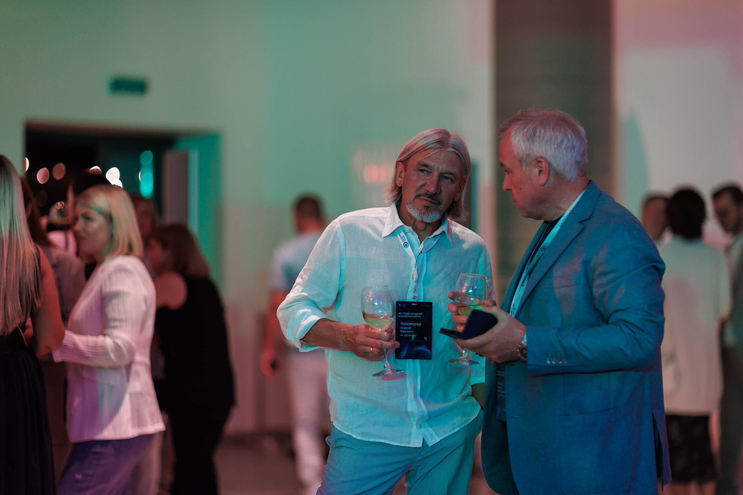 Спикер банковского форума выступает на пленарной сессии, эксперт обсуждает финансовые инновации