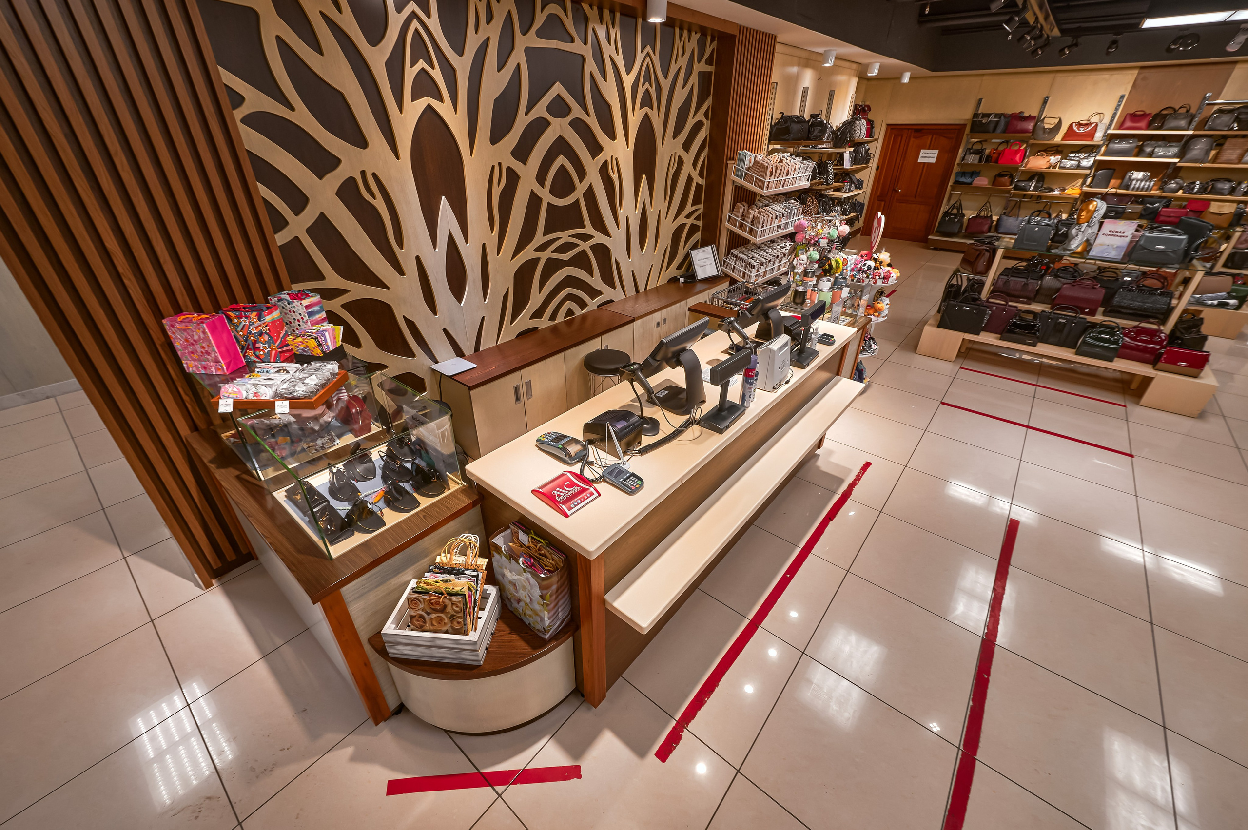 Портфолио по интерьерной и экстерьерной фотосъёмки: Мир сумок — Левый берег. Фотограф Яковлев Роман — Красноярск