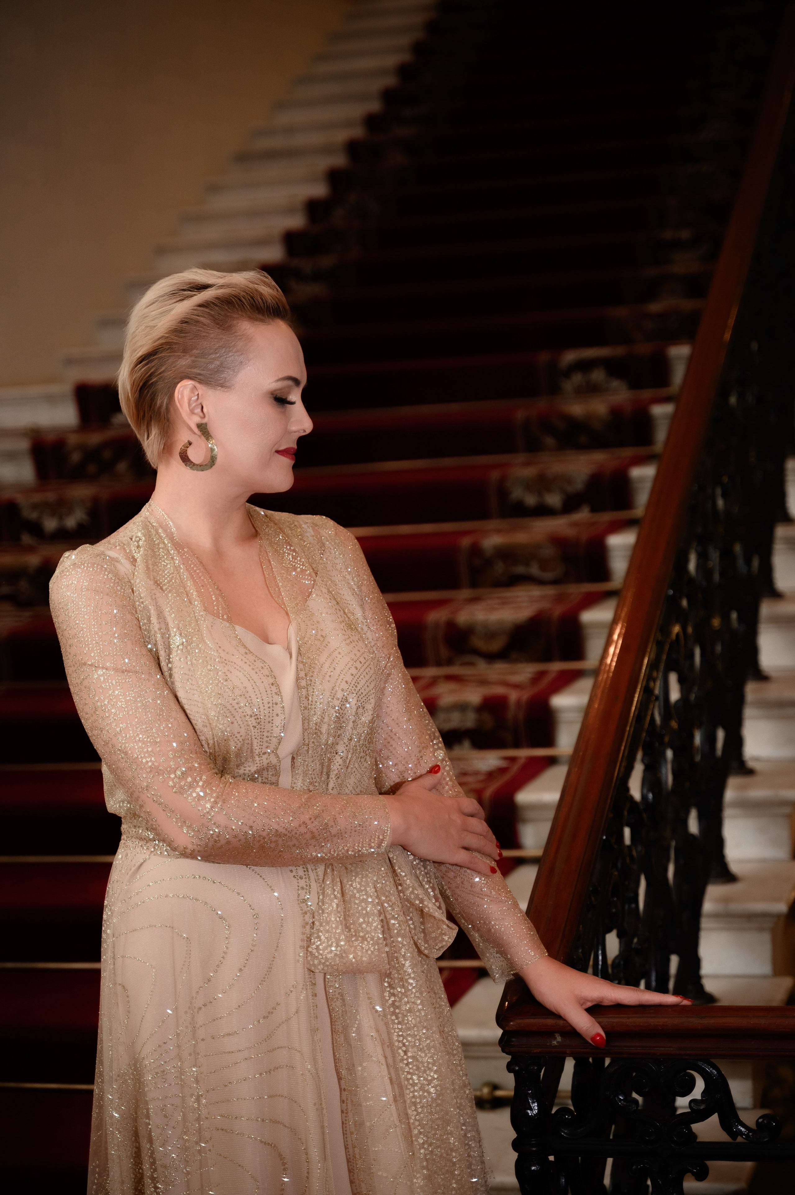 Постановочная фотосъёмка и стильная фотосессия на красивой лестнице для девушки в платье.