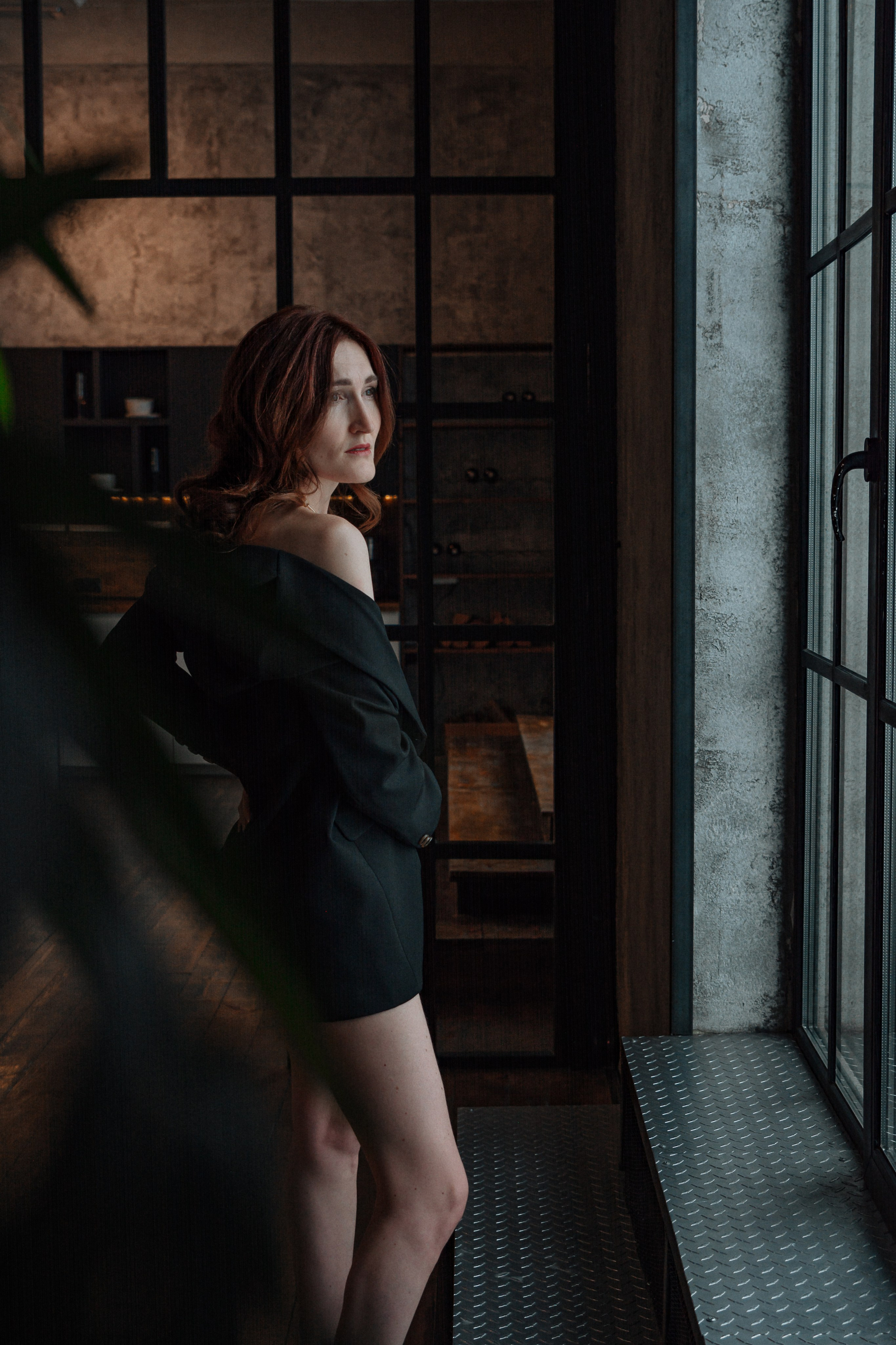 Вся поза девушки источает дразнящую чувственность и негу. Она околдовывает взгляд притягательными изгибами тела, полускрытыми, но и полуобнаженными пиджаком. Взгляд кажется отсутствующим, будто она погрузилась в некие сокровенные грезы.