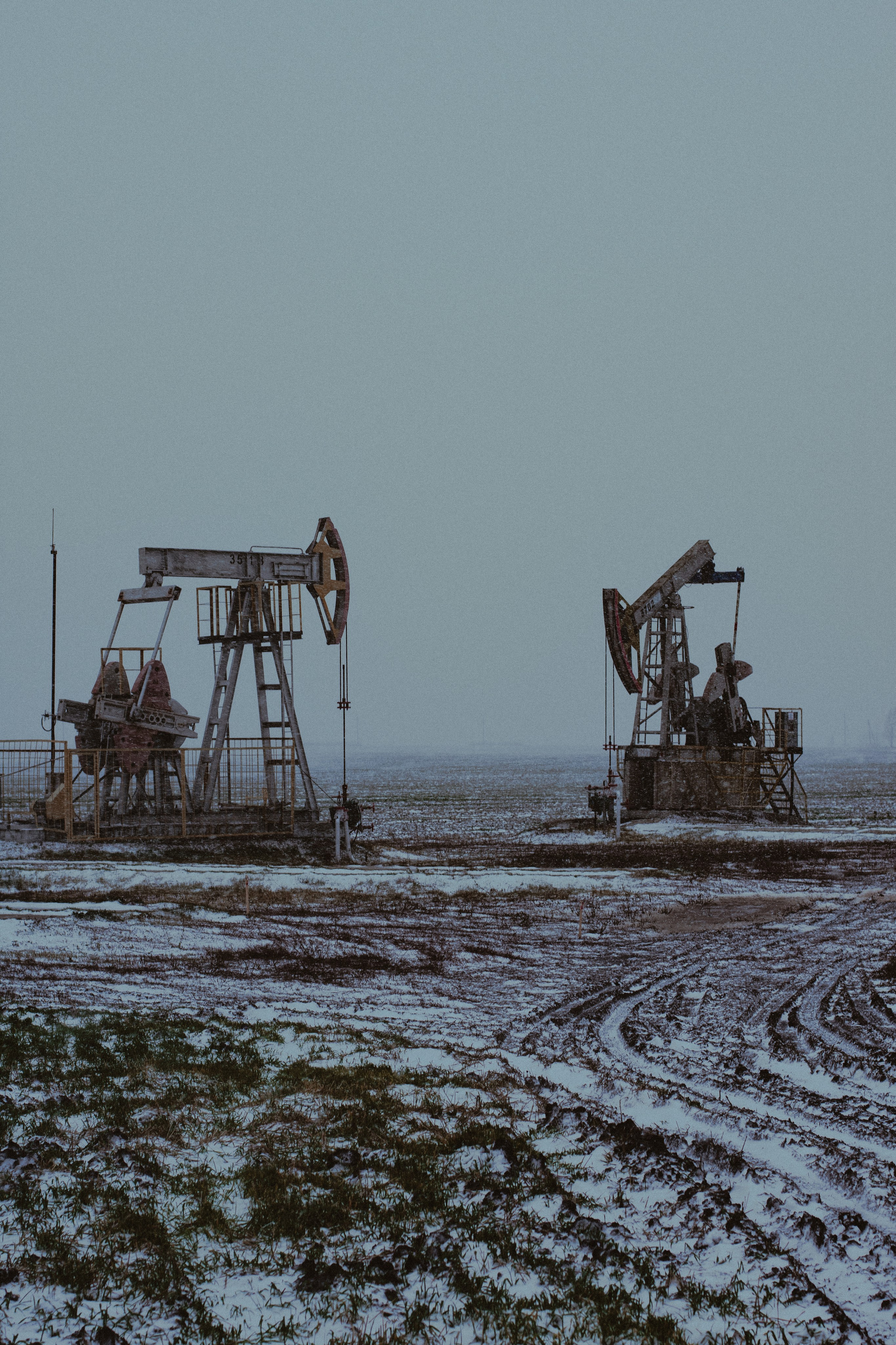 нефтянные скважины в тумане