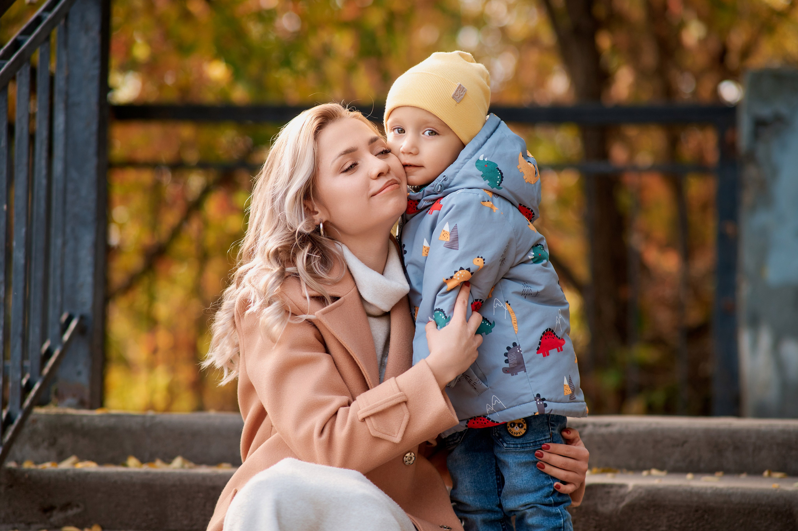 Осенняя прогулка мамы с сыном. Фотограф Таганрог Анна Трайжон