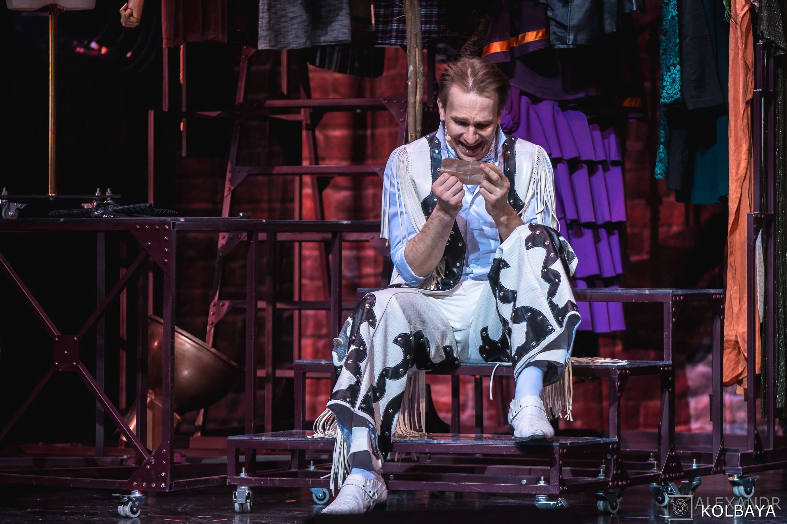 Фотографии со спектакля «Привет, я тетя Чарли». Концертный и театральный репортажный фотограф в Москве Александр Колбая