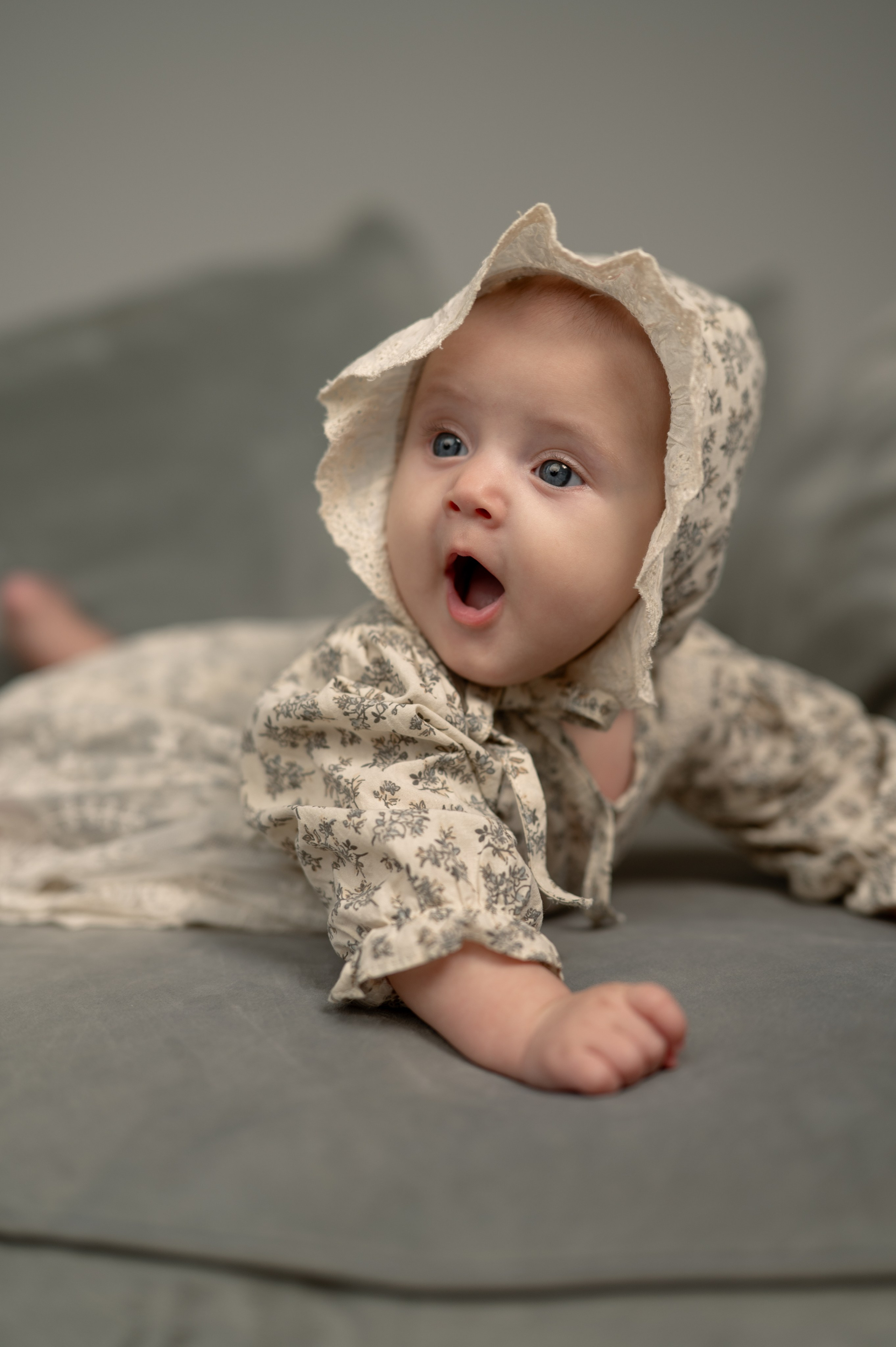 студийное фото маленькой девочки