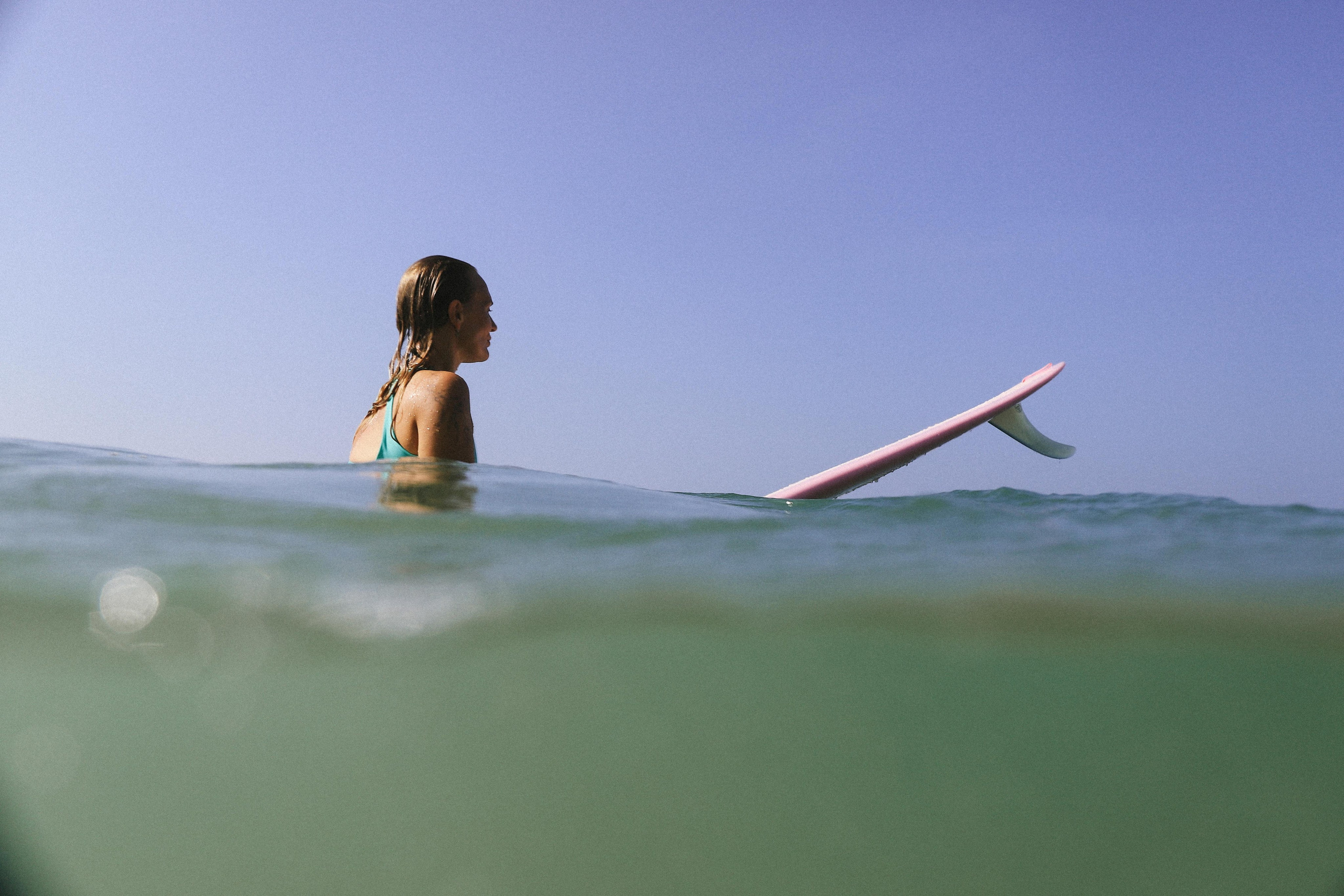 Съемка серфинга на рассвете | Девушка с доской Ross Concept на Coconut Beach. Фотограф на Шри-Ланке