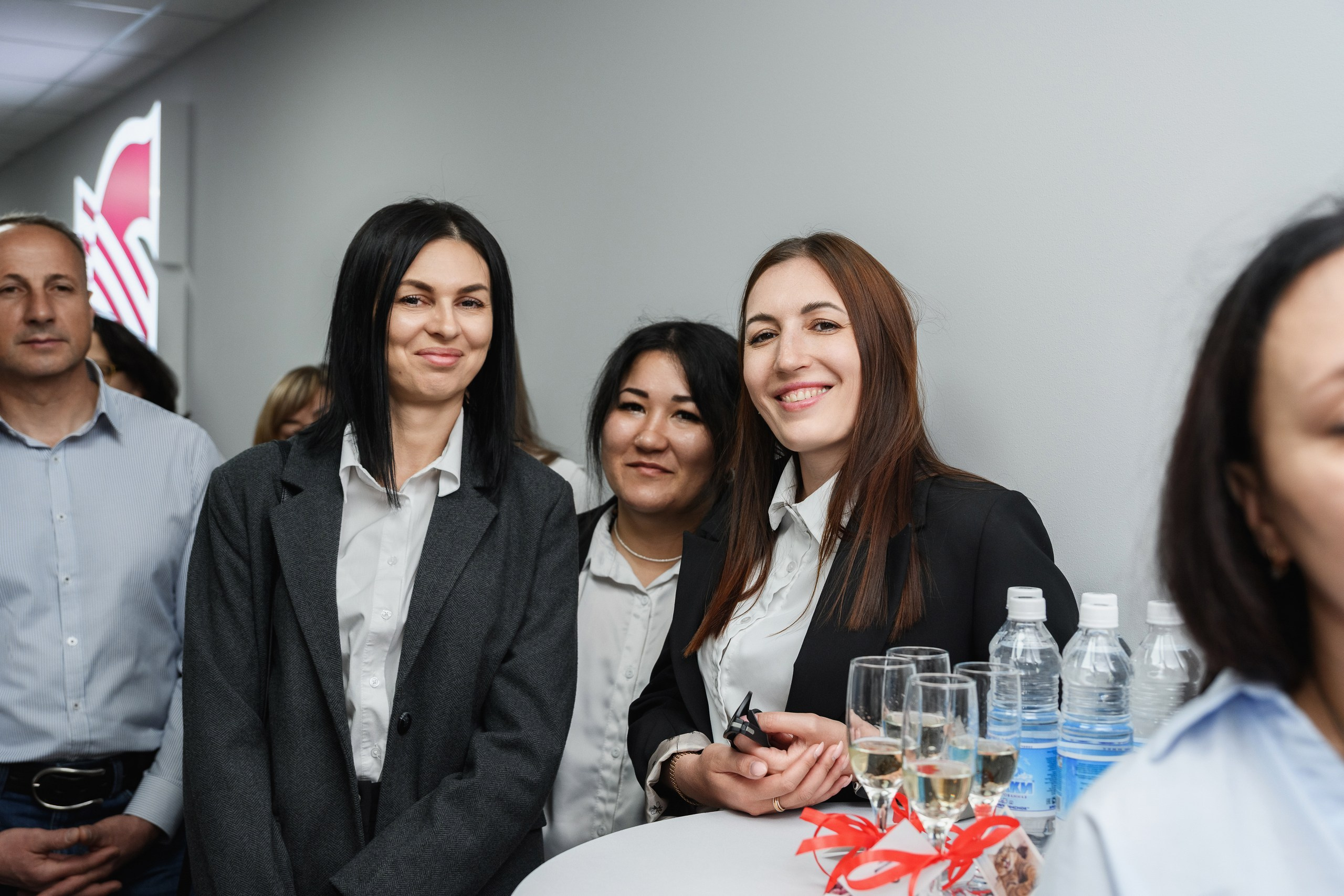 Фотосъемка открытия нового офиса банка в Петропавловске-Камчатском, Торжественная церемония открытия банковского филиала в Петропавловске-Камчатском, Официальные моменты с участием руководства банка в Петропавловске-Камчатском, Деловые и праздничные кадры важного события, Стоимость профессиональной съемки корпоративных мероприятий в Петропавловске-Камчатском.