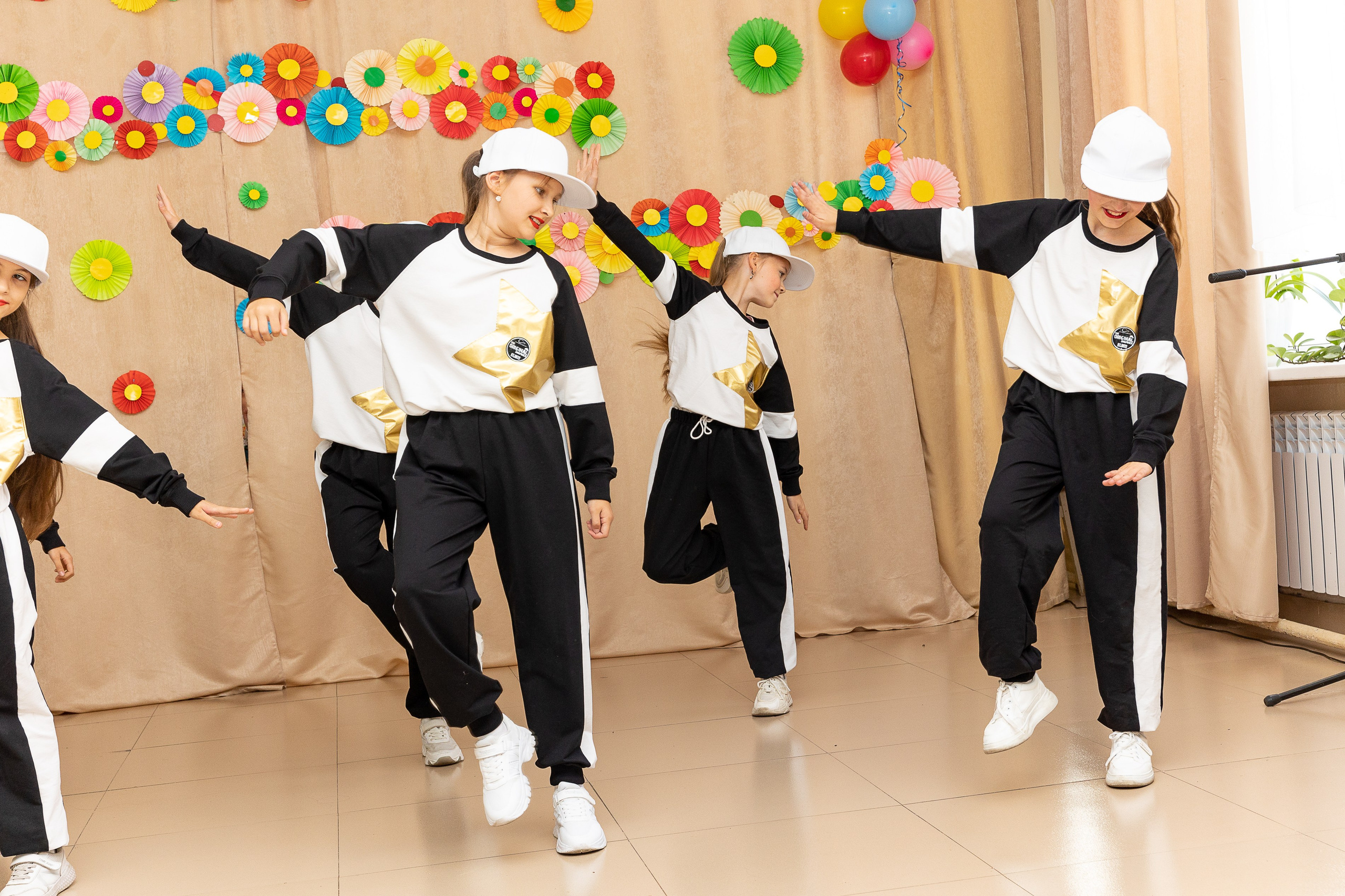 Выступление танцевального коллектива Браво. Выпускные альбомы во Владивостоке