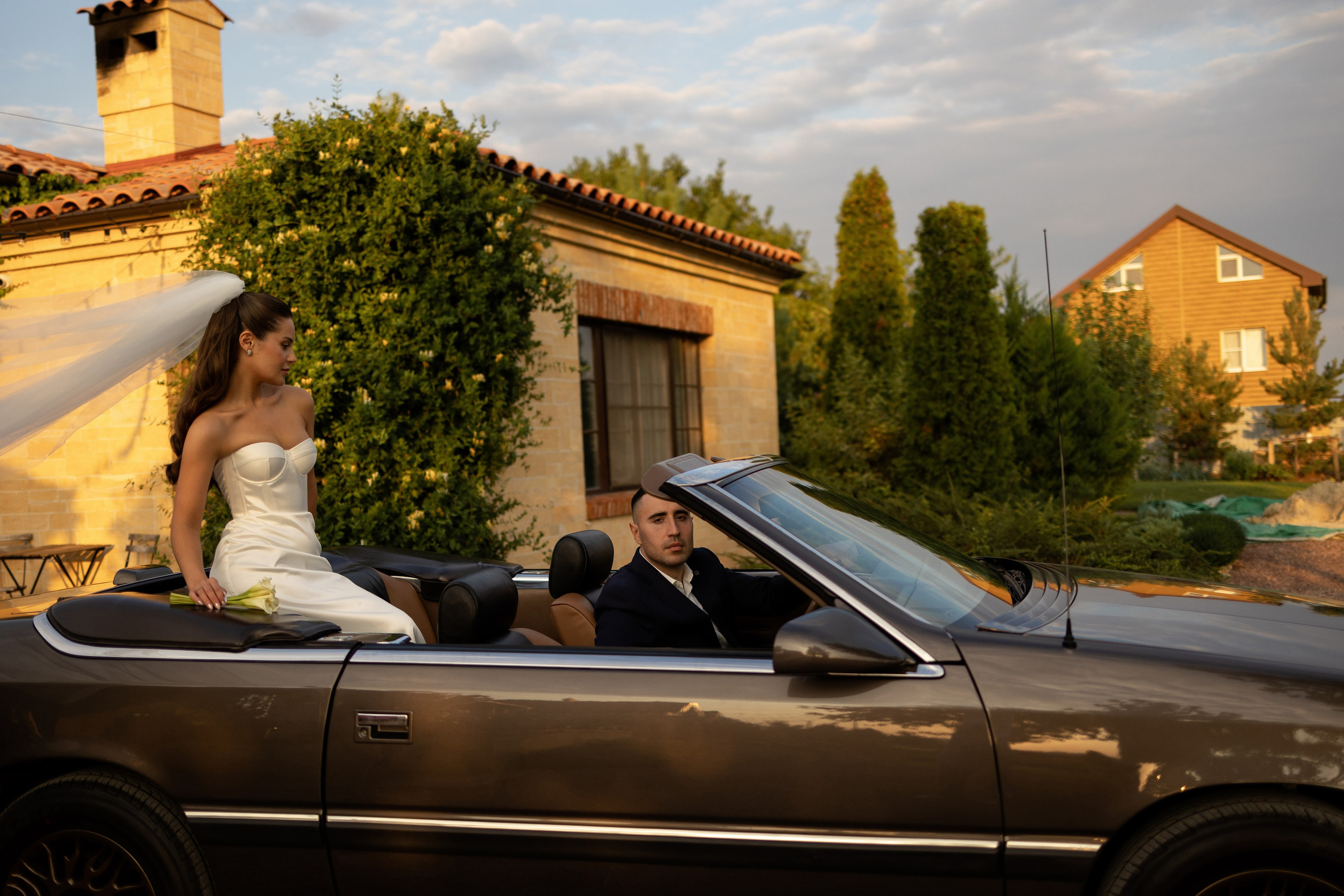 свадебная фотосессия жениха и невесты с кабриолетом