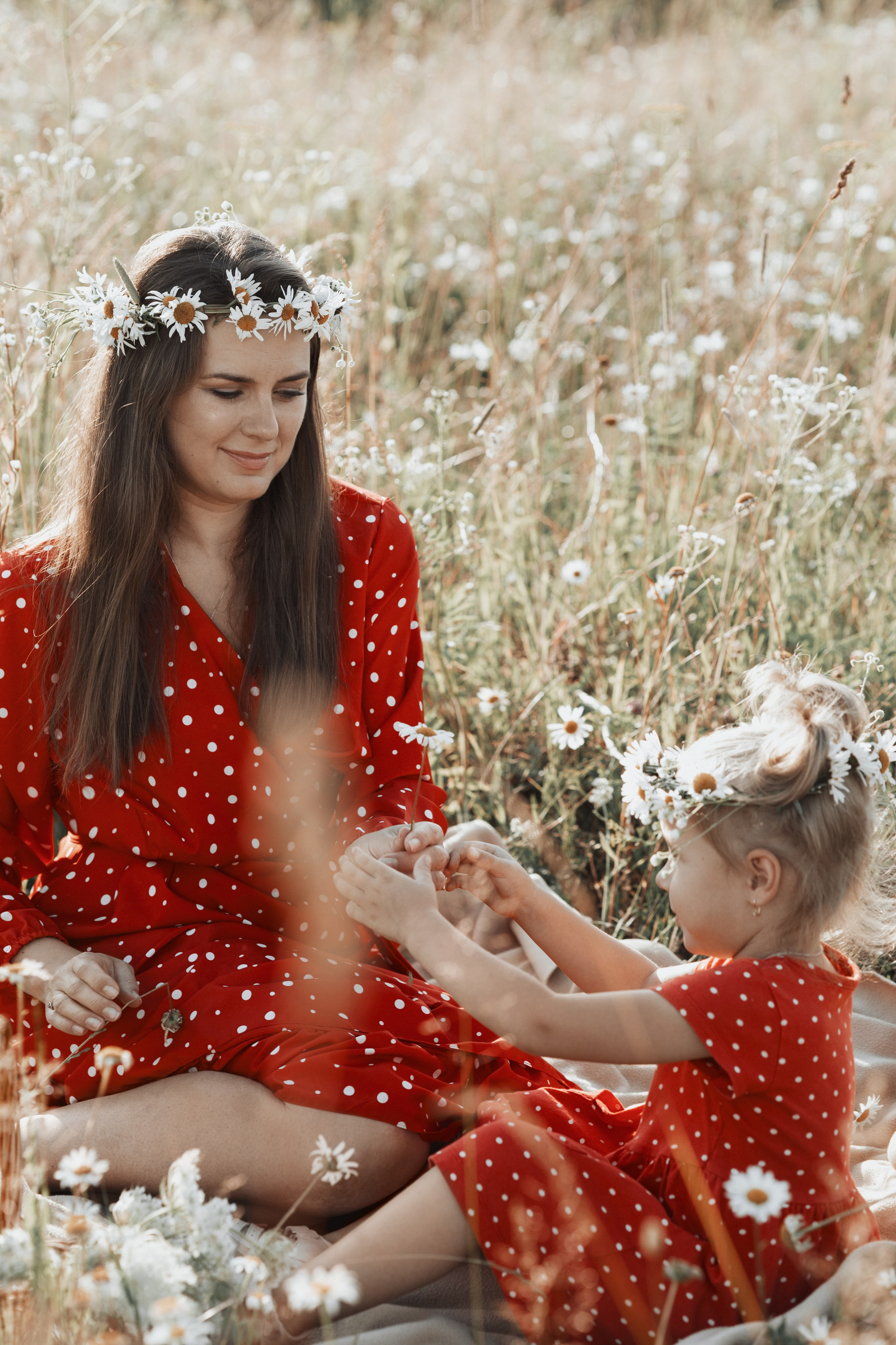 Мама и дочка в ромашковом поле. Фотограф в Москве Мухина Ирина