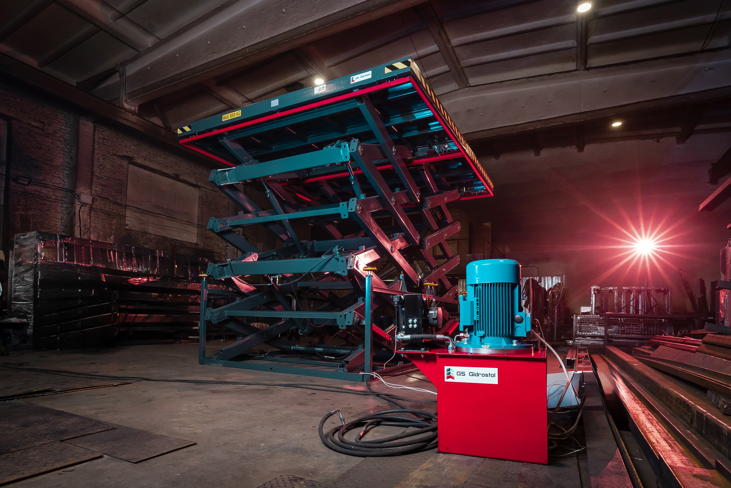 ОТК проверяет точность размеров на каждом узле платформы подъёмника