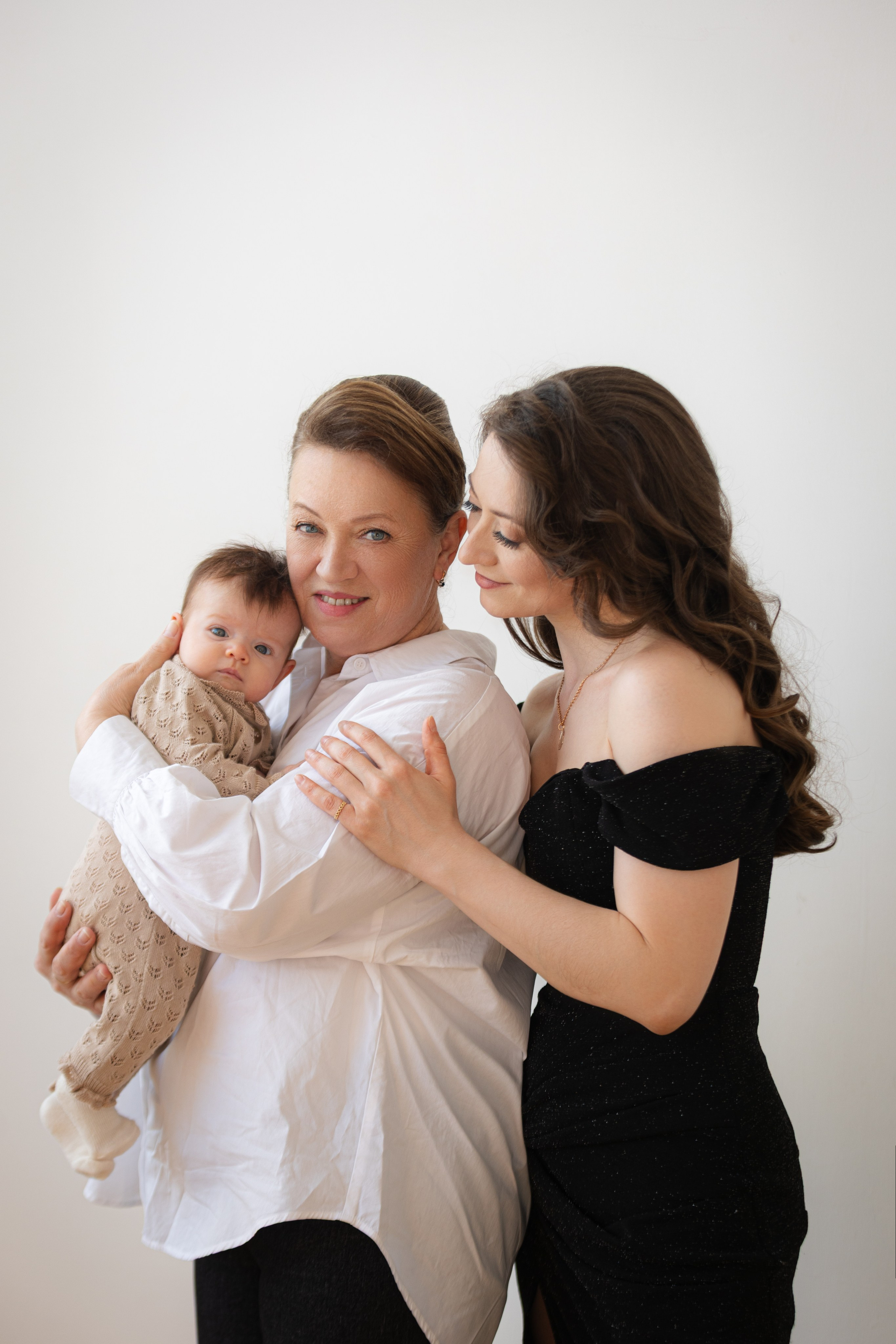 Вера, Светлана и Анастасия. That’s your photographer, Alexandra Andrushchenko