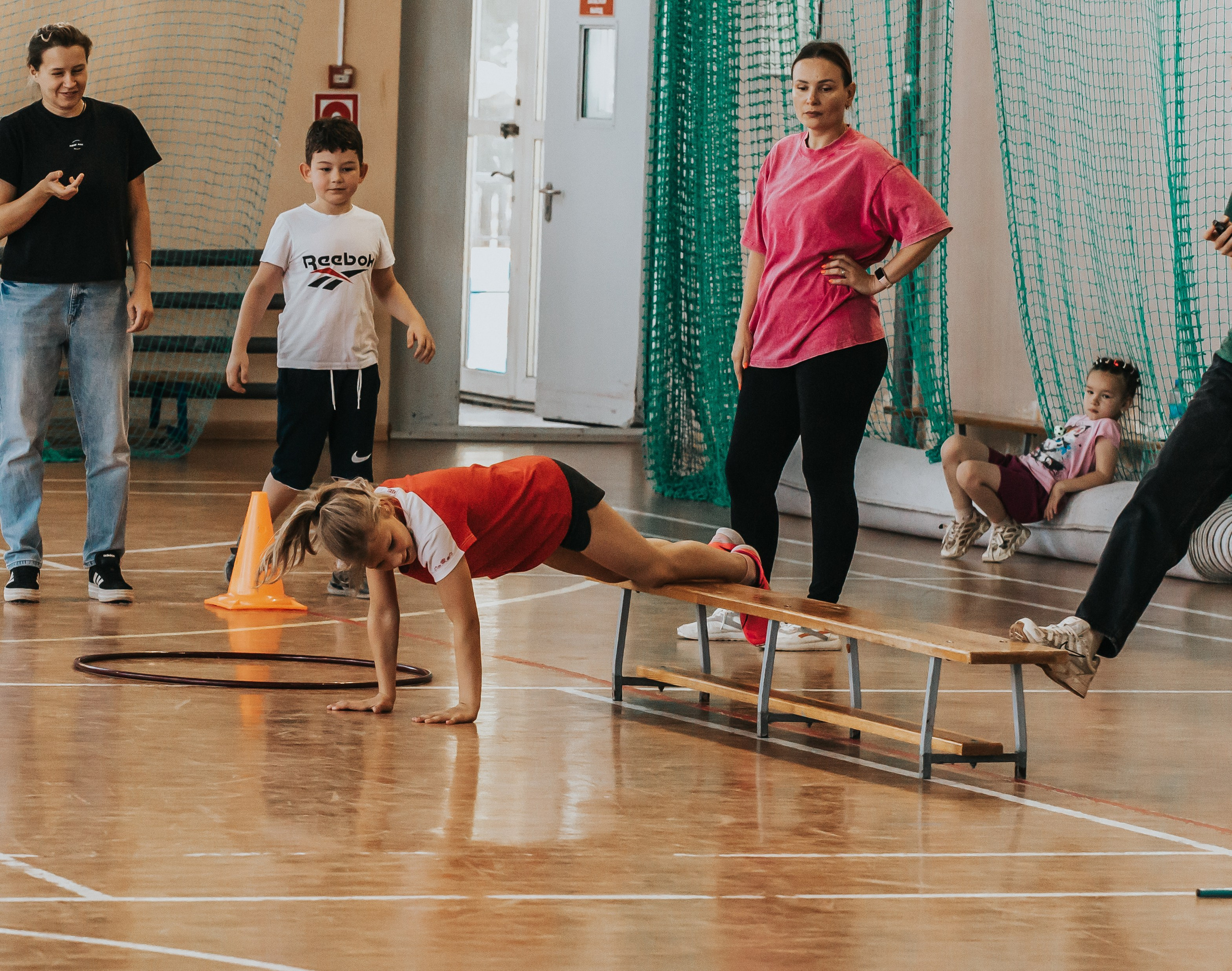 Репортажная спортивная съемка г. Королев стадион Металлист «папа, мама, я — спортивная семья». Юлия Егорова | Свадебный фотограф, семейный фотограф Москва, МО • Портреты • репортажи • день рождения • Love Story • дети