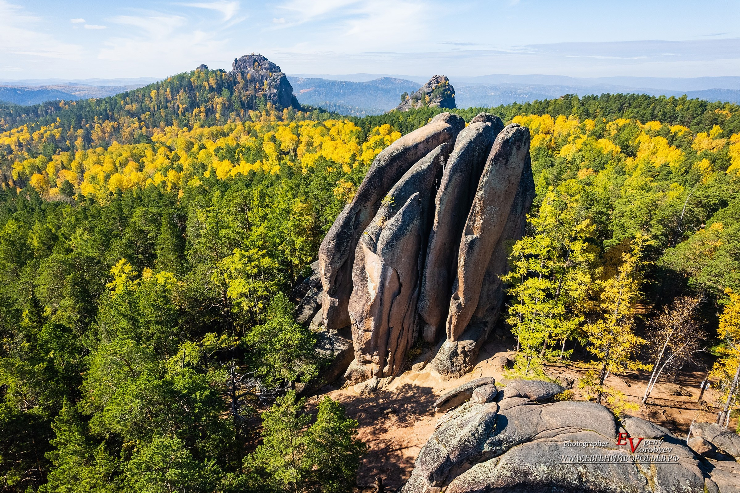 Экскурсия национальный парк заповедник Красноярские столбы цена заказать забронировать фото тур интересные места достопримечательности что посмотреть где побывать в Красноярске  Туристический маршрут центральные столбы скала Перья Дед Львиные ворота первый второй столб Фотосессия фотограф Красноярск природа пейзаж аэросъёмка с FPV дрона квадрокоптера